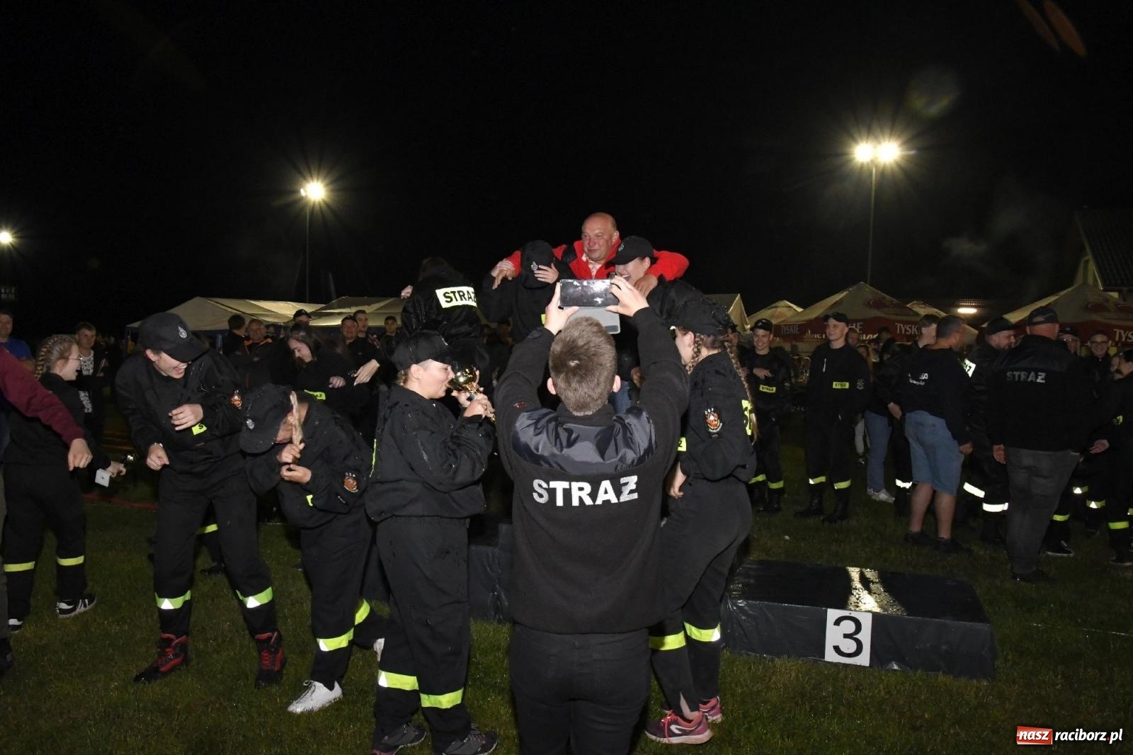Zdjęcie w galerii na portalu naszraciborz.pl: Nocne strażackie show w Bolesławiu. Sztuczne ognie i rywalizacja w ćwiczeniu bojowym [FOTO i WIDEO] wiadomości z regionu