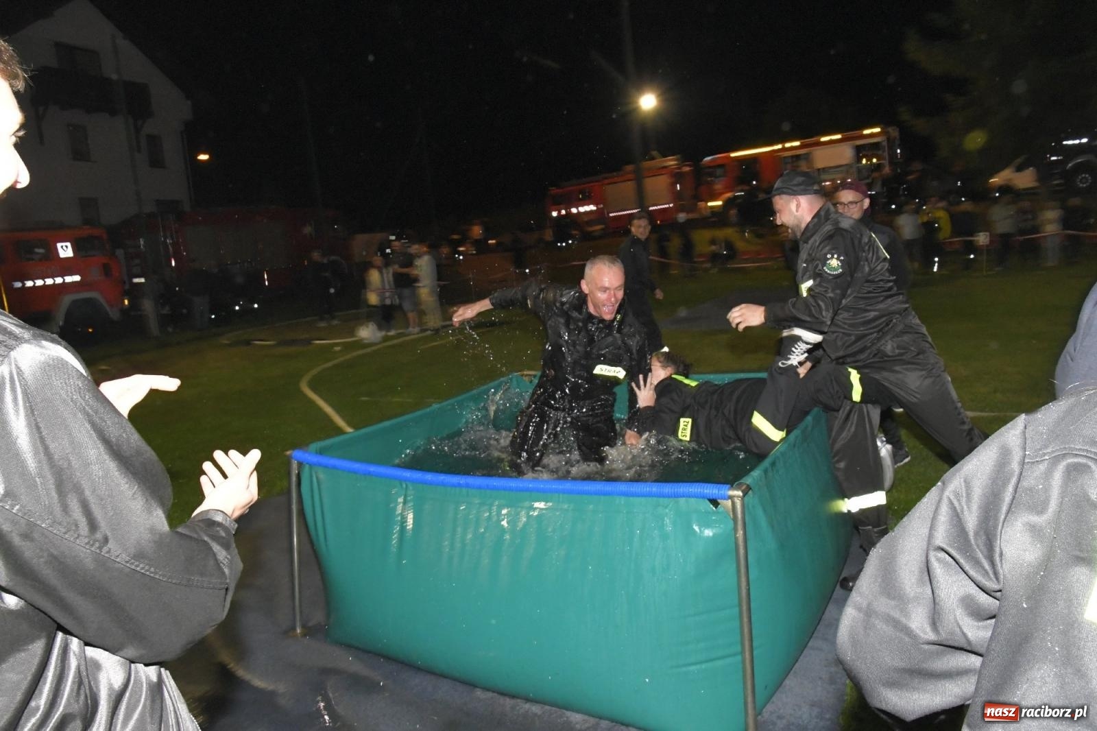 Zdjęcie w galerii na portalu naszraciborz.pl: Nocne strażackie show w Bolesławiu. Sztuczne ognie i rywalizacja w ćwiczeniu bojowym [FOTO i WIDEO] wiadomości z regionu