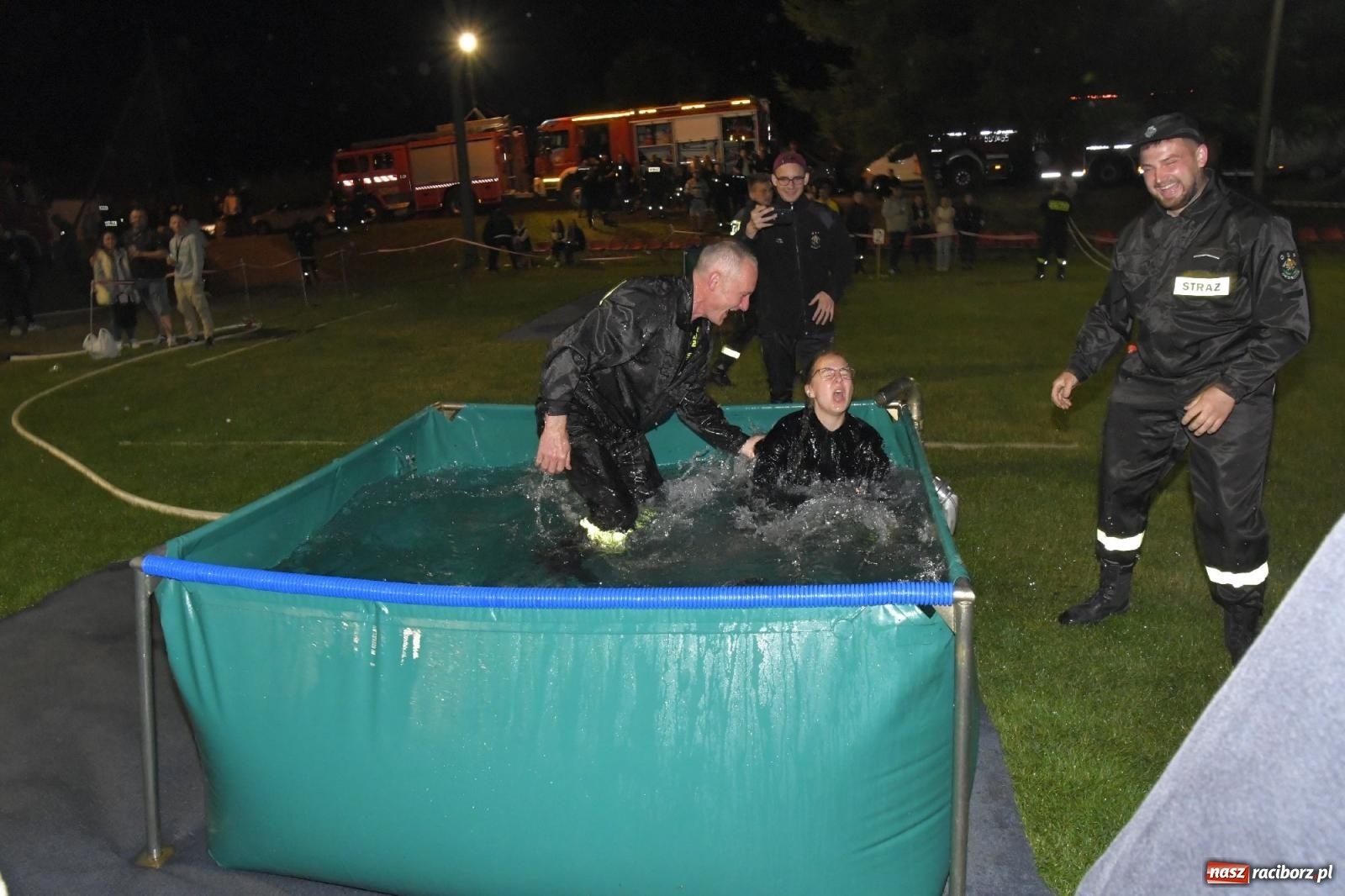Zdjęcie w galerii na portalu naszraciborz.pl: Nocne strażackie show w Bolesławiu. Sztuczne ognie i rywalizacja w ćwiczeniu bojowym [FOTO i WIDEO] wiadomości z regionu