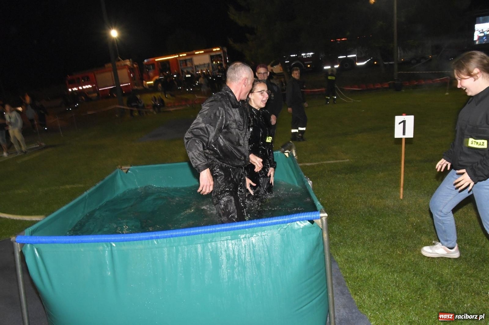 Zdjęcie w galerii na portalu naszraciborz.pl: Nocne strażackie show w Bolesławiu. Sztuczne ognie i rywalizacja w ćwiczeniu bojowym [FOTO i WIDEO] wiadomości z regionu