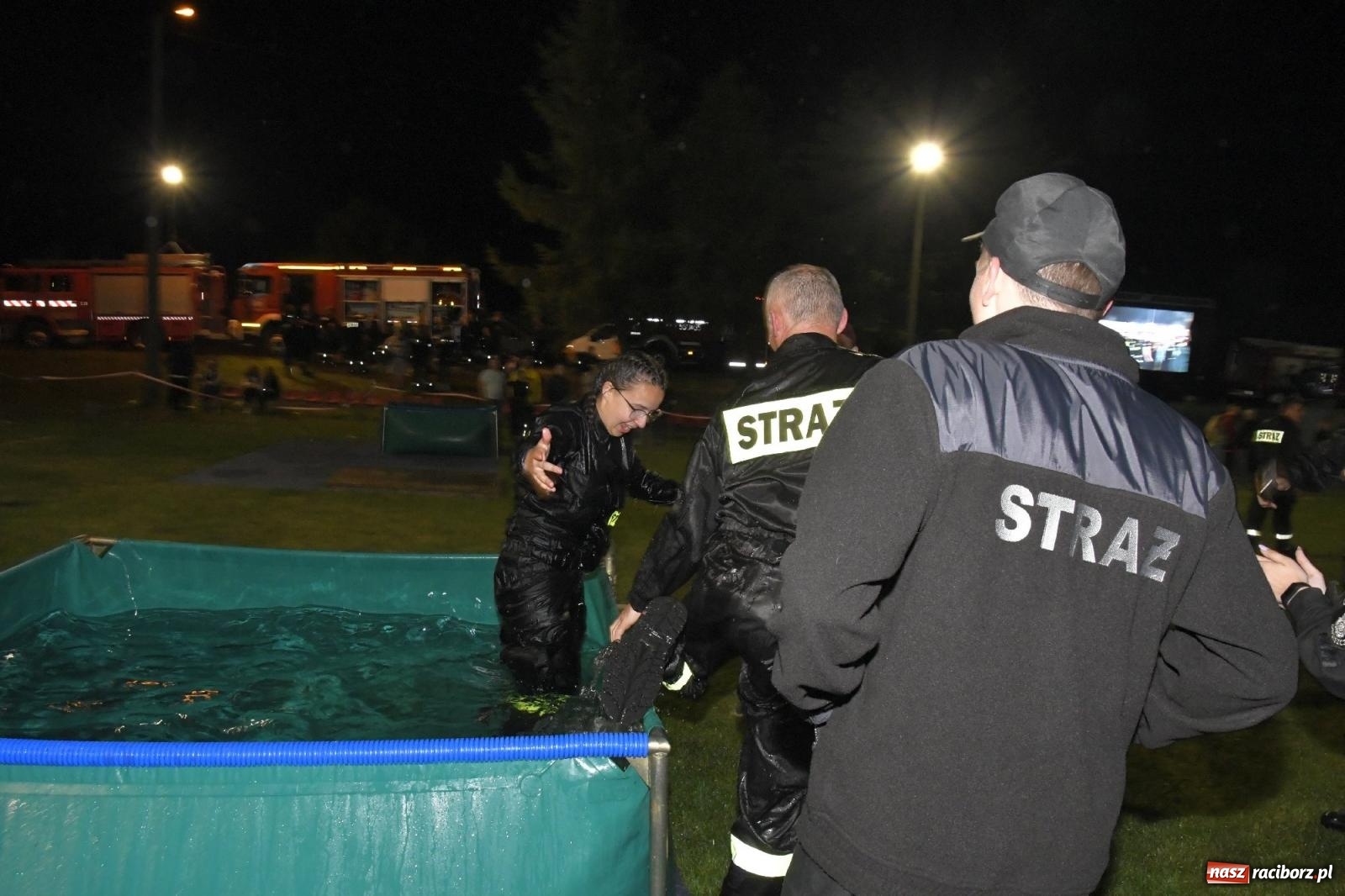 Zdjęcie w galerii na portalu naszraciborz.pl: Nocne strażackie show w Bolesławiu. Sztuczne ognie i rywalizacja w ćwiczeniu bojowym [FOTO i WIDEO] wiadomości z regionu