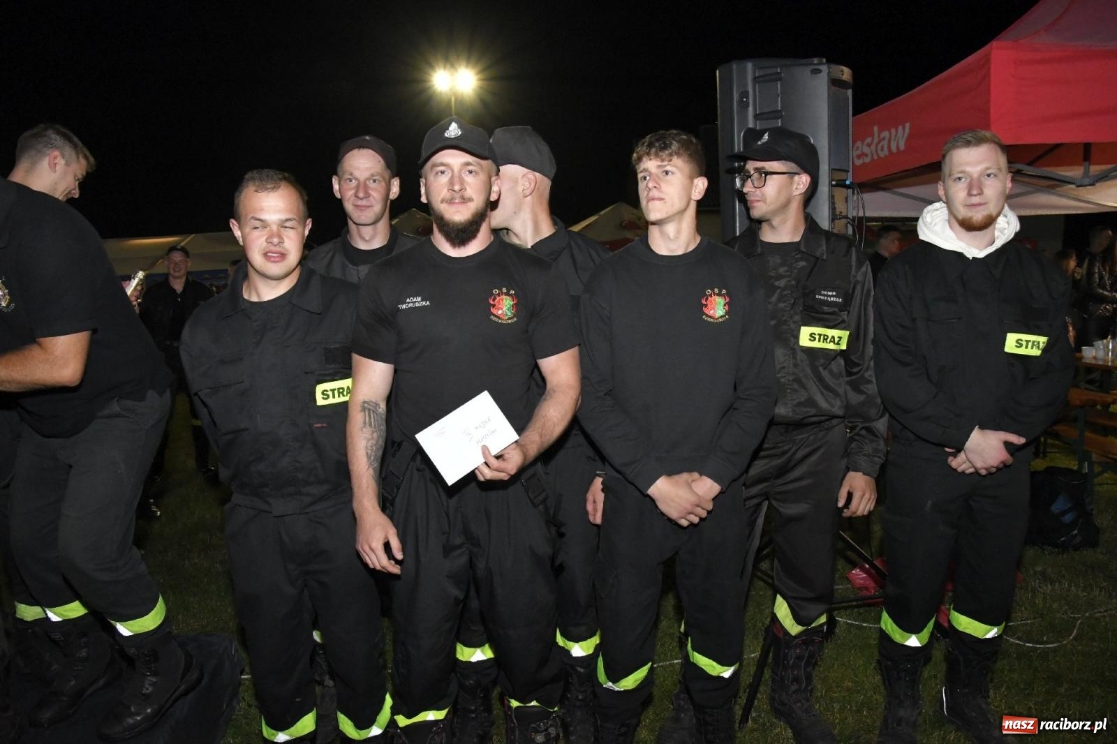 Zdjęcie w galerii na portalu naszraciborz.pl: Nocne strażackie show w Bolesławiu. Sztuczne ognie i rywalizacja w ćwiczeniu bojowym [FOTO i WIDEO] wiadomości z regionu