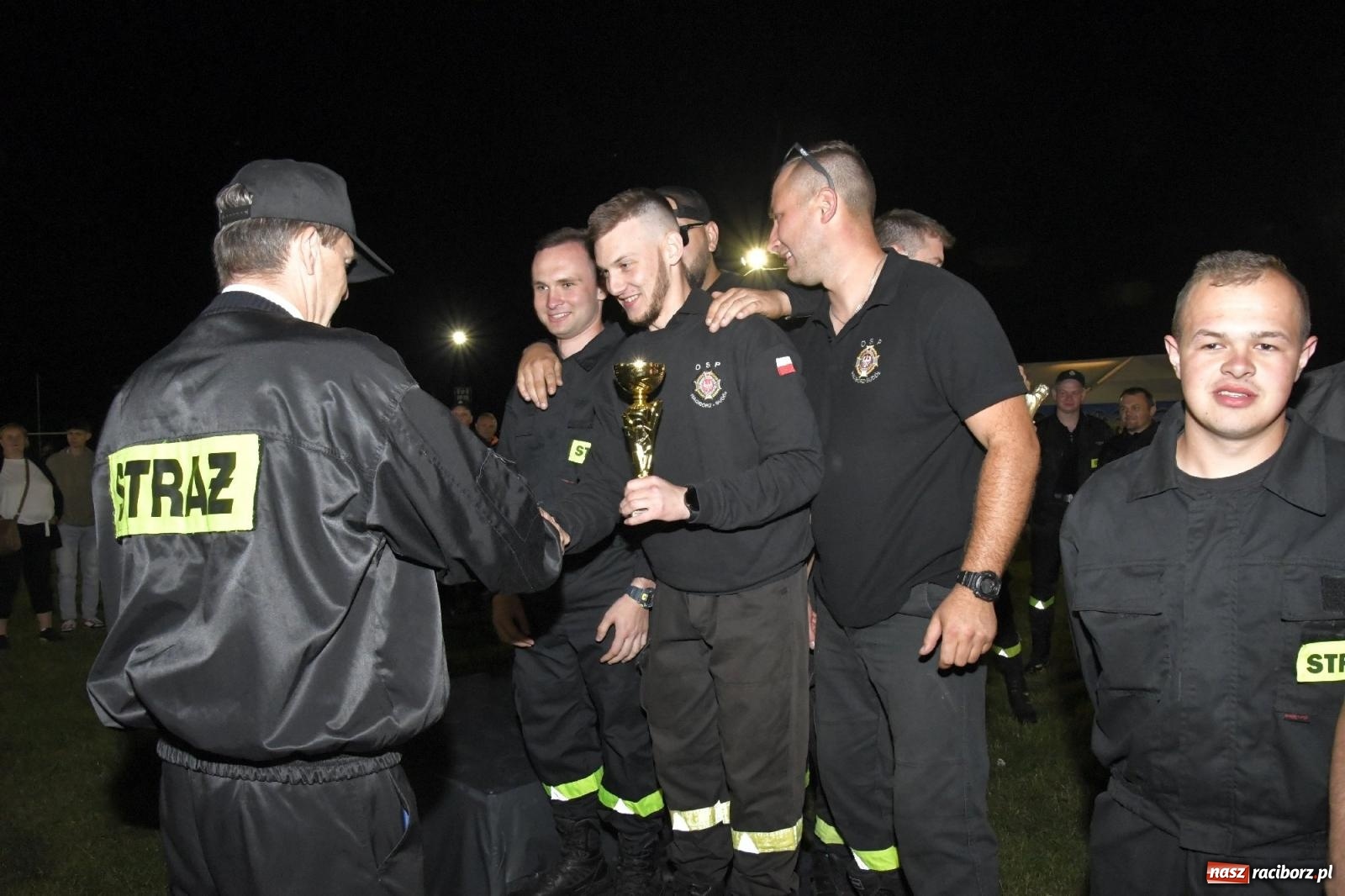 Zdjęcie w galerii na portalu naszraciborz.pl: Nocne strażackie show w Bolesławiu. Sztuczne ognie i rywalizacja w ćwiczeniu bojowym [FOTO i WIDEO] wiadomości z regionu
