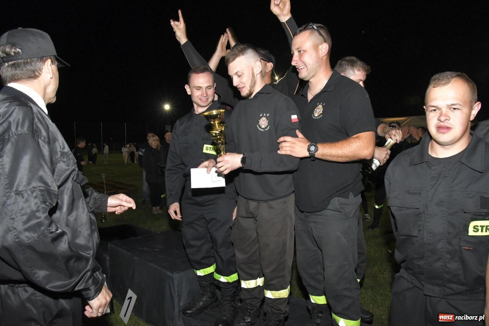 Zdjęcie w galerii na portalu naszraciborz.pl: Nocne strażackie show w Bolesławiu. Sztuczne ognie i rywalizacja w ćwiczeniu bojowym [FOTO i WIDEO] wiadomości z regionu