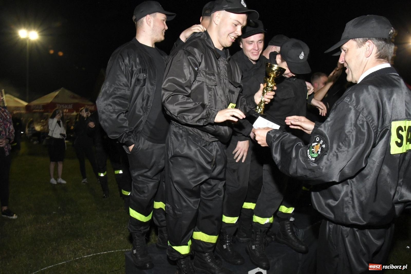 Zdjęcie w galerii na portalu naszraciborz.pl: Nocne strażackie show w Bolesławiu. Sztuczne ognie i rywalizacja w ćwiczeniu bojowym [FOTO i WIDEO] wiadomości z regionu