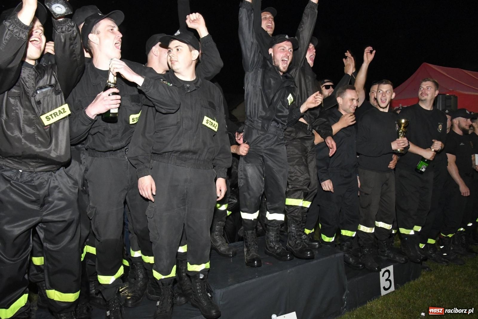 Zdjęcie w galerii na portalu naszraciborz.pl: Nocne strażackie show w Bolesławiu. Sztuczne ognie i rywalizacja w ćwiczeniu bojowym [FOTO i WIDEO] wiadomości z regionu