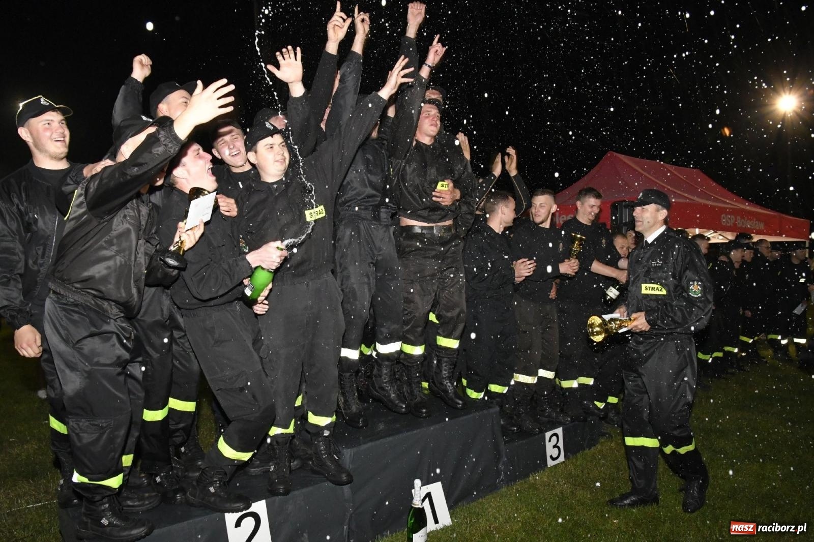 Zdjęcie w galerii na portalu naszraciborz.pl: Nocne strażackie show w Bolesławiu. Sztuczne ognie i rywalizacja w ćwiczeniu bojowym [FOTO i WIDEO] wiadomości z regionu