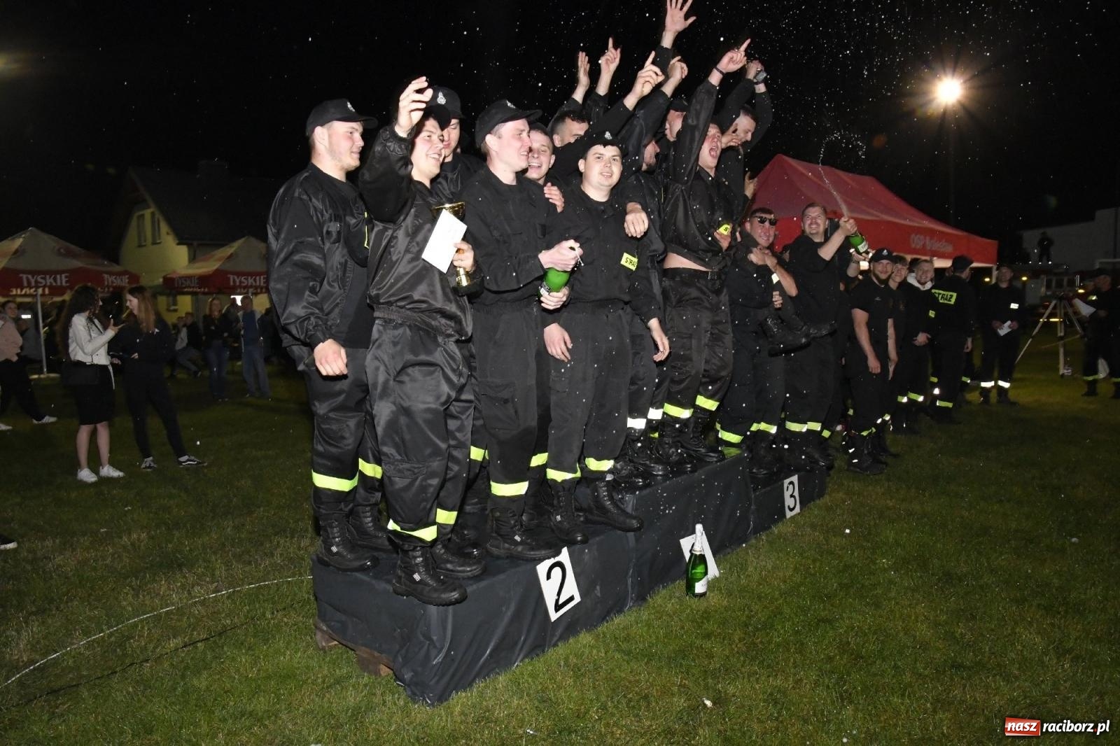 Zdjęcie w galerii na portalu naszraciborz.pl: Nocne strażackie show w Bolesławiu. Sztuczne ognie i rywalizacja w ćwiczeniu bojowym [FOTO i WIDEO] wiadomości z regionu