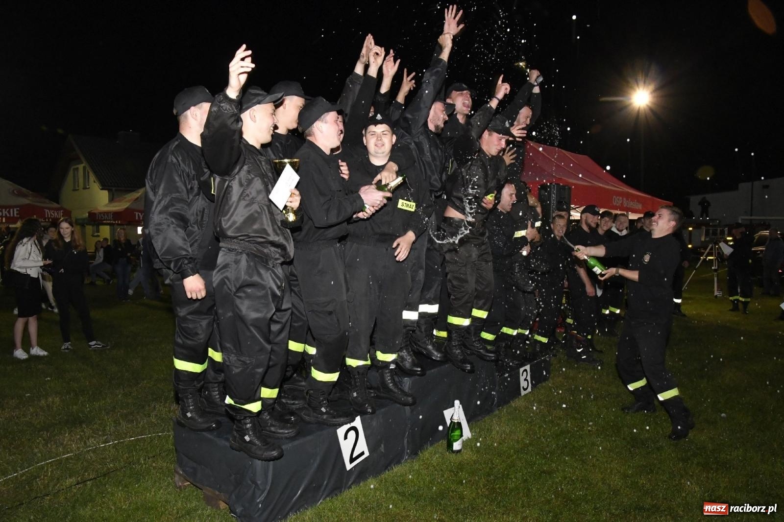 Zdjęcie w galerii na portalu naszraciborz.pl: Nocne strażackie show w Bolesławiu. Sztuczne ognie i rywalizacja w ćwiczeniu bojowym [FOTO i WIDEO] wiadomości z regionu