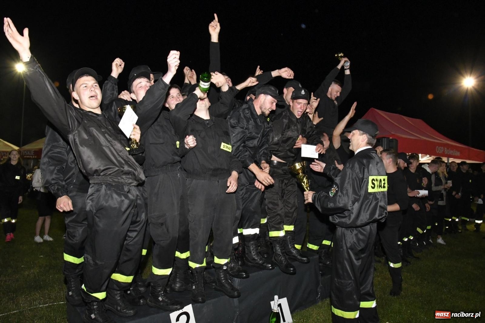 Zdjęcie w galerii na portalu naszraciborz.pl: Nocne strażackie show w Bolesławiu. Sztuczne ognie i rywalizacja w ćwiczeniu bojowym [FOTO i WIDEO] wiadomości z regionu