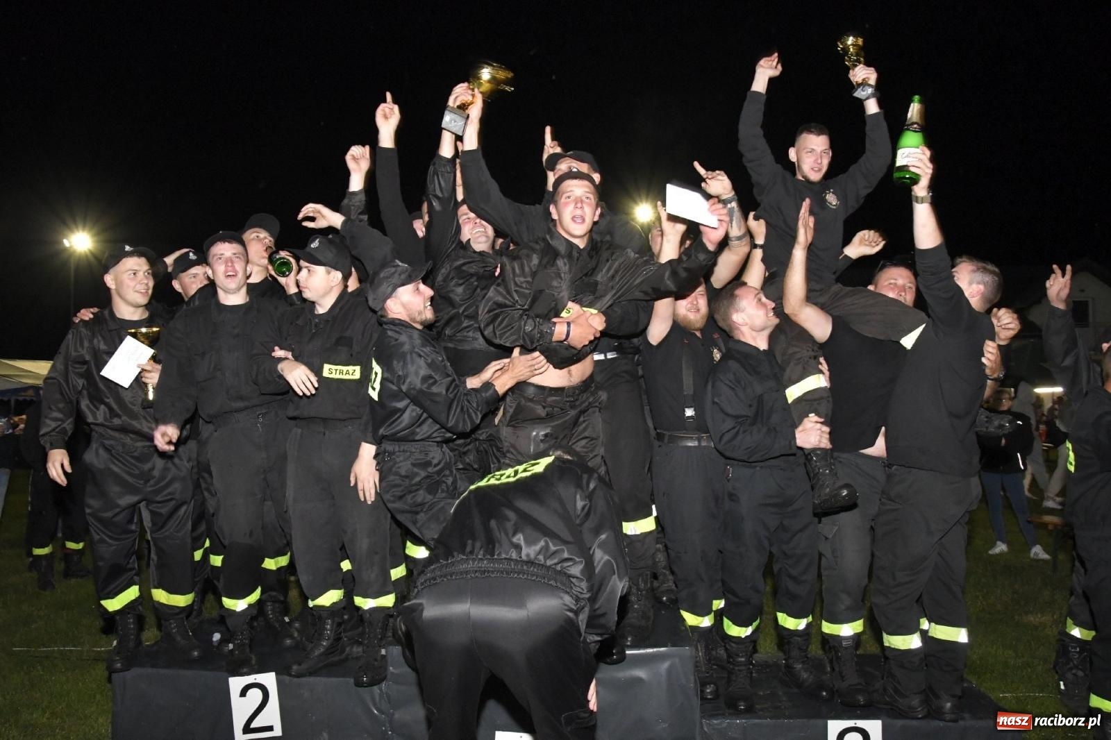 Zdjęcie w galerii na portalu naszraciborz.pl: Nocne strażackie show w Bolesławiu. Sztuczne ognie i rywalizacja w ćwiczeniu bojowym [FOTO i WIDEO] wiadomości z regionu