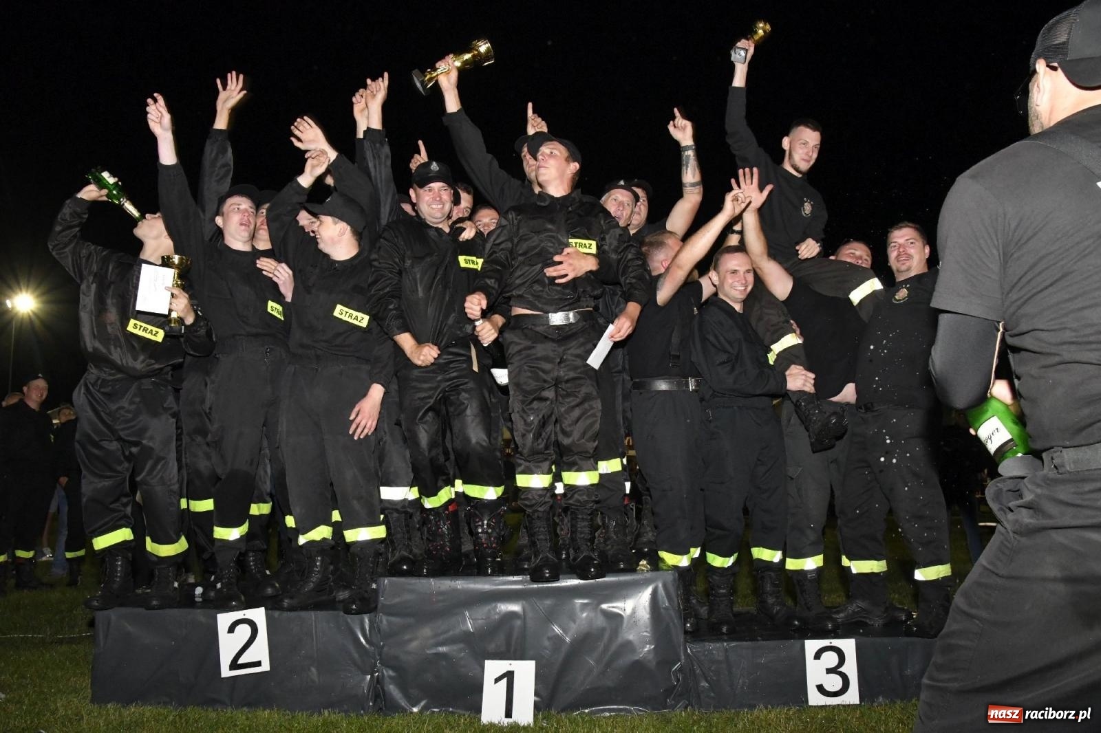 Zdjęcie w galerii na portalu naszraciborz.pl: Nocne strażackie show w Bolesławiu. Sztuczne ognie i rywalizacja w ćwiczeniu bojowym [FOTO i WIDEO] wiadomości z regionu