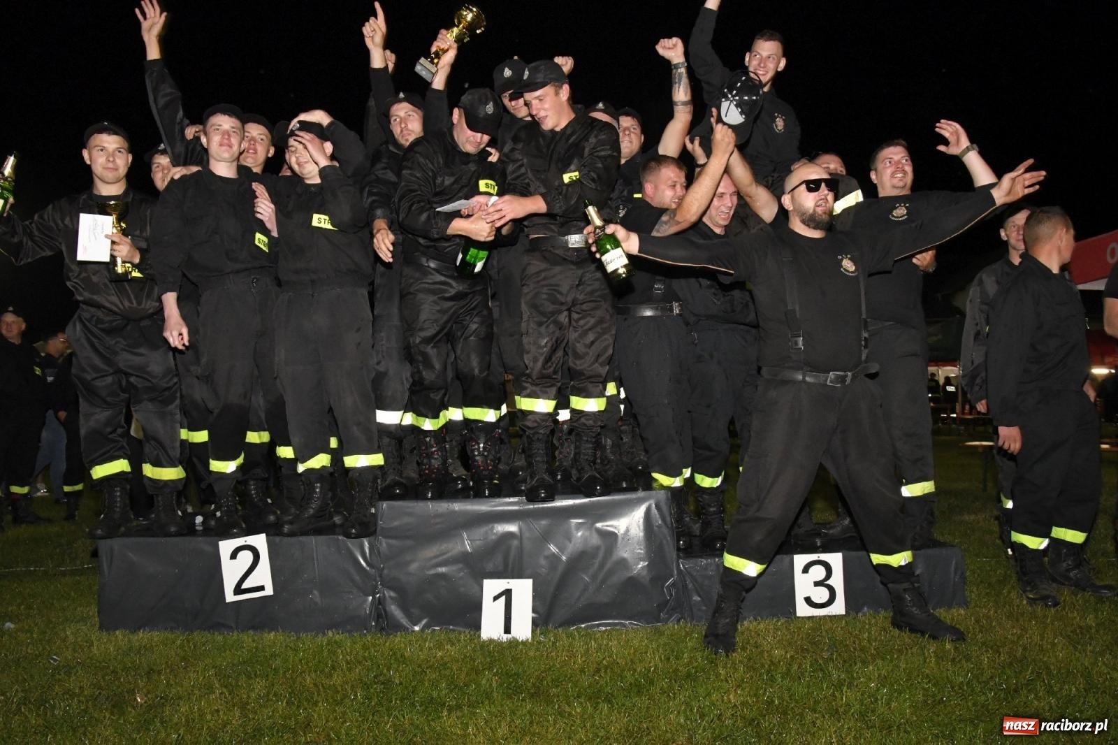 Zdjęcie w galerii na portalu naszraciborz.pl: Nocne strażackie show w Bolesławiu. Sztuczne ognie i rywalizacja w ćwiczeniu bojowym [FOTO i WIDEO] wiadomości z regionu