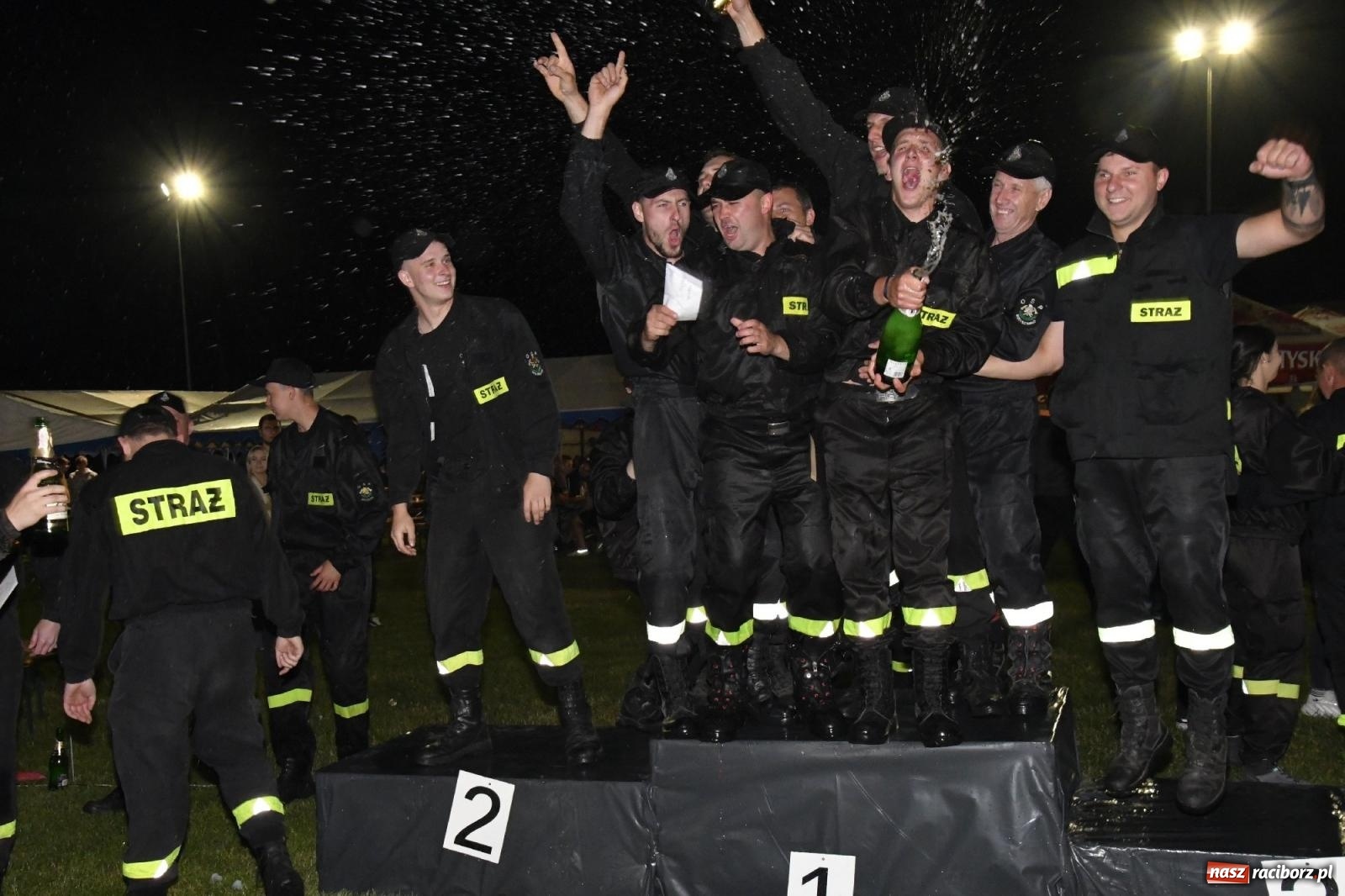 Zdjęcie w galerii na portalu naszraciborz.pl: Nocne strażackie show w Bolesławiu. Sztuczne ognie i rywalizacja w ćwiczeniu bojowym [FOTO i WIDEO] wiadomości z regionu