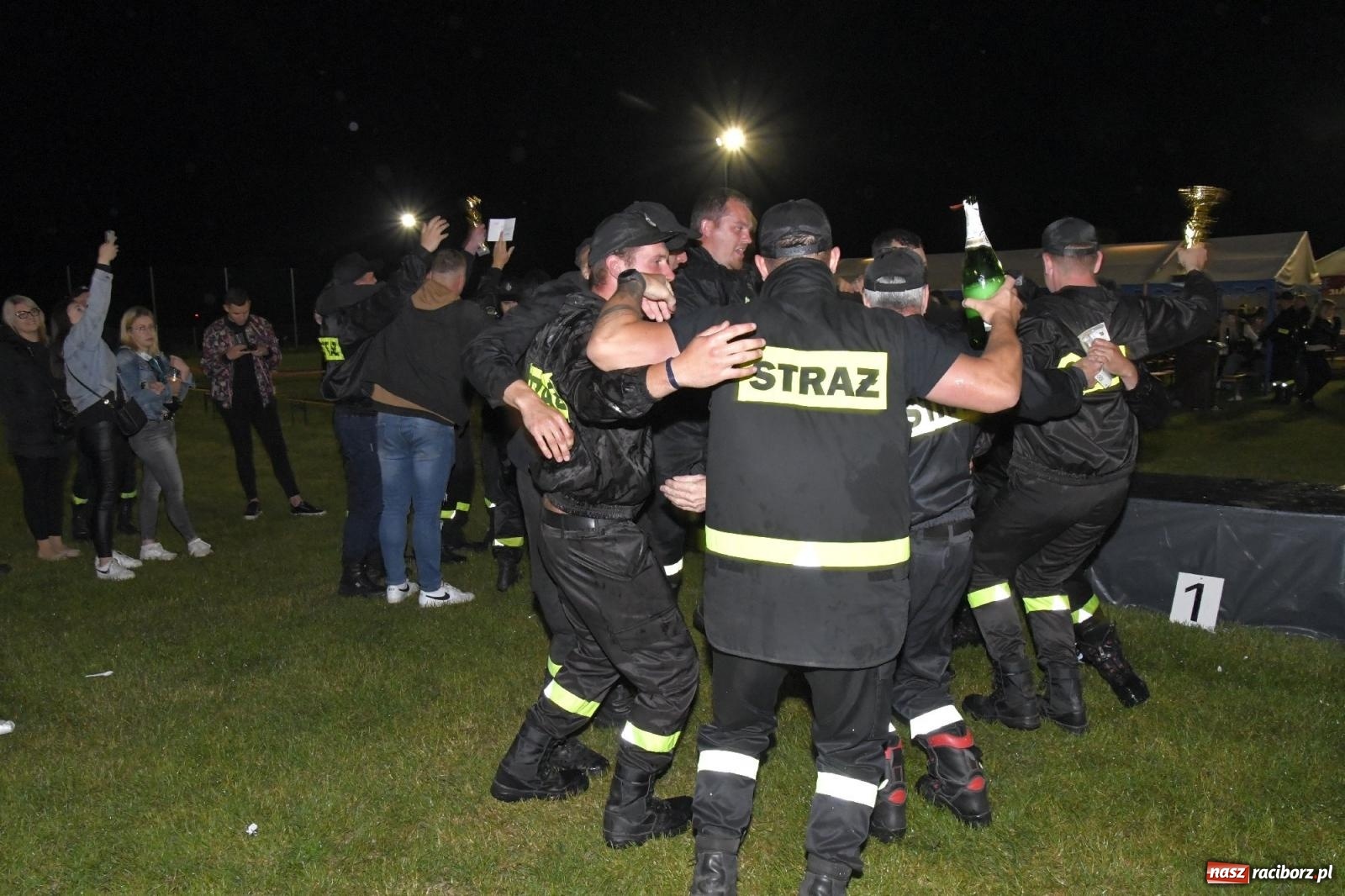 Zdjęcie w galerii na portalu naszraciborz.pl: Nocne strażackie show w Bolesławiu. Sztuczne ognie i rywalizacja w ćwiczeniu bojowym [FOTO i WIDEO] wiadomości z regionu