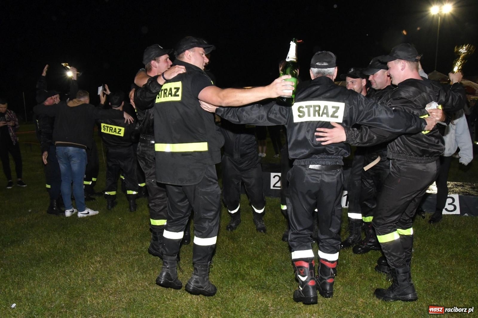 Zdjęcie w galerii na portalu naszraciborz.pl: Nocne strażackie show w Bolesławiu. Sztuczne ognie i rywalizacja w ćwiczeniu bojowym [FOTO i WIDEO] wiadomości z regionu