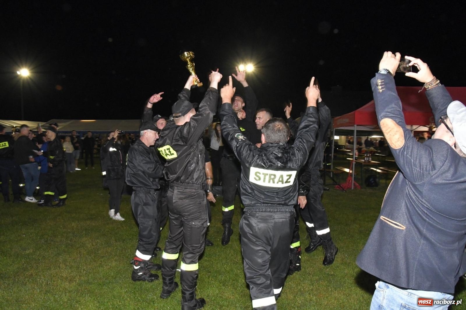 Zdjęcie w galerii na portalu naszraciborz.pl: Nocne strażackie show w Bolesławiu. Sztuczne ognie i rywalizacja w ćwiczeniu bojowym [FOTO i WIDEO] wiadomości z regionu