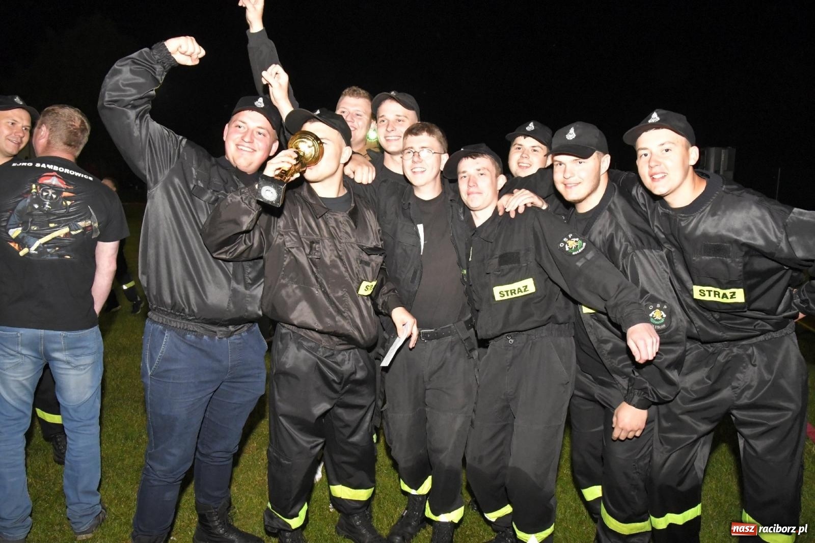 Zdjęcie w galerii na portalu naszraciborz.pl: Nocne strażackie show w Bolesławiu. Sztuczne ognie i rywalizacja w ćwiczeniu bojowym [FOTO i WIDEO] wiadomości z regionu