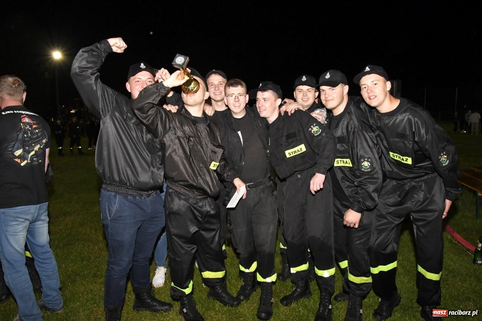 Zdjęcie w galerii na portalu naszraciborz.pl: Nocne strażackie show w Bolesławiu. Sztuczne ognie i rywalizacja w ćwiczeniu bojowym [FOTO i WIDEO] wiadomości z regionu