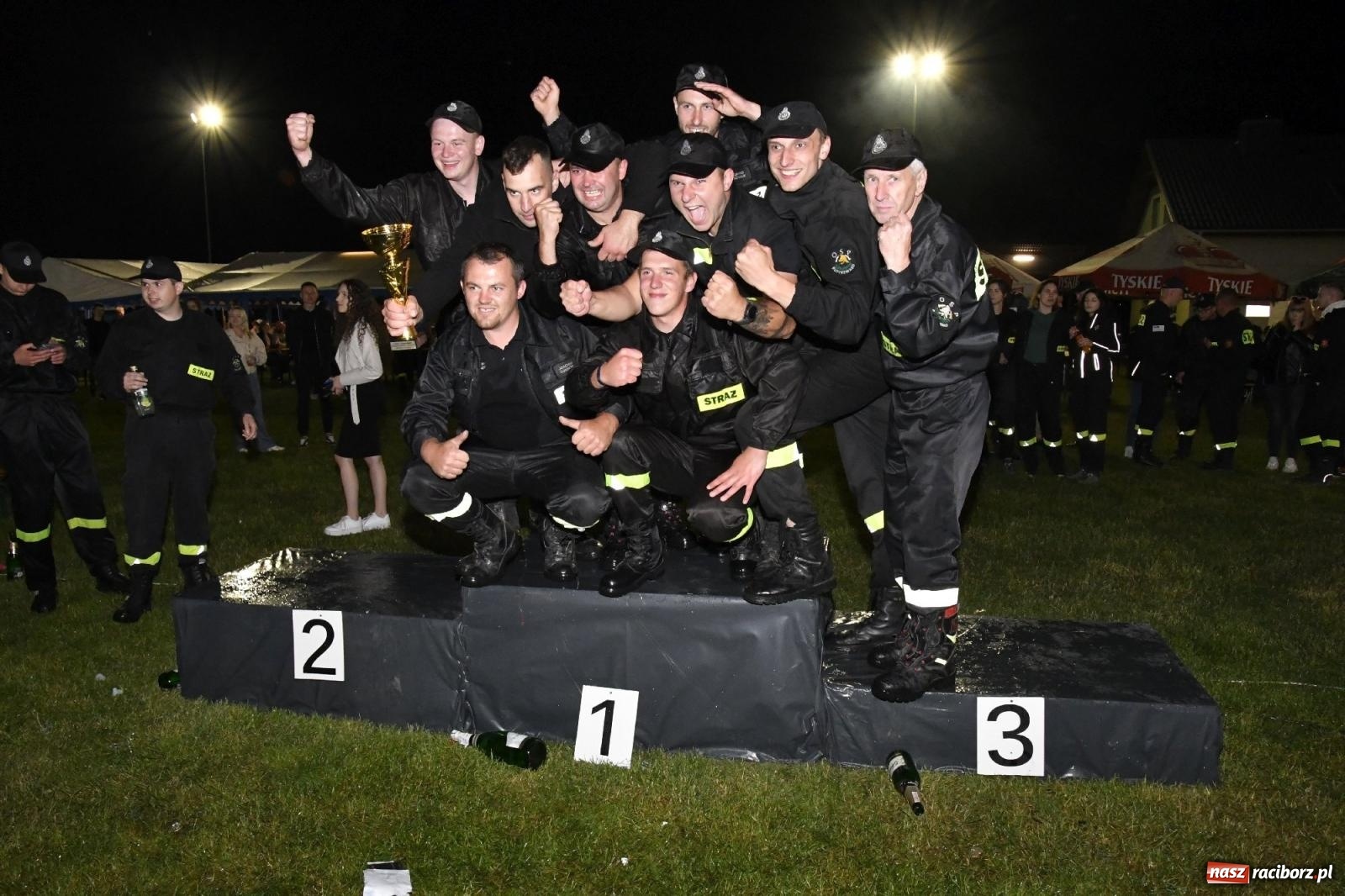 Zdjęcie w galerii na portalu naszraciborz.pl: Nocne strażackie show w Bolesławiu. Sztuczne ognie i rywalizacja w ćwiczeniu bojowym [FOTO i WIDEO] wiadomości z regionu