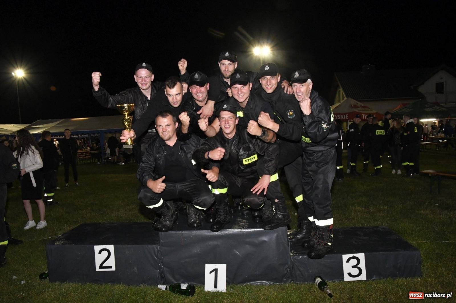 Zdjęcie w galerii na portalu naszraciborz.pl: Nocne strażackie show w Bolesławiu. Sztuczne ognie i rywalizacja w ćwiczeniu bojowym [FOTO i WIDEO] wiadomości z regionu