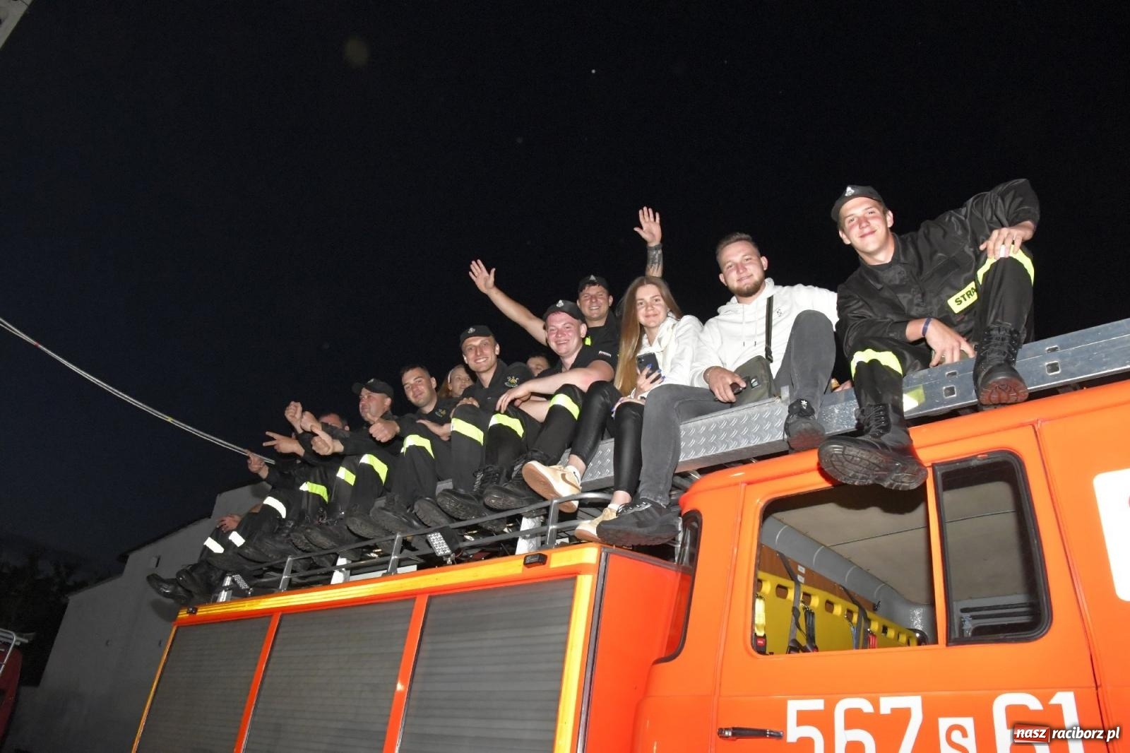 Zdjęcie w galerii na portalu naszraciborz.pl: Nocne strażackie show w Bolesławiu. Sztuczne ognie i rywalizacja w ćwiczeniu bojowym [FOTO i WIDEO] wiadomości z regionu