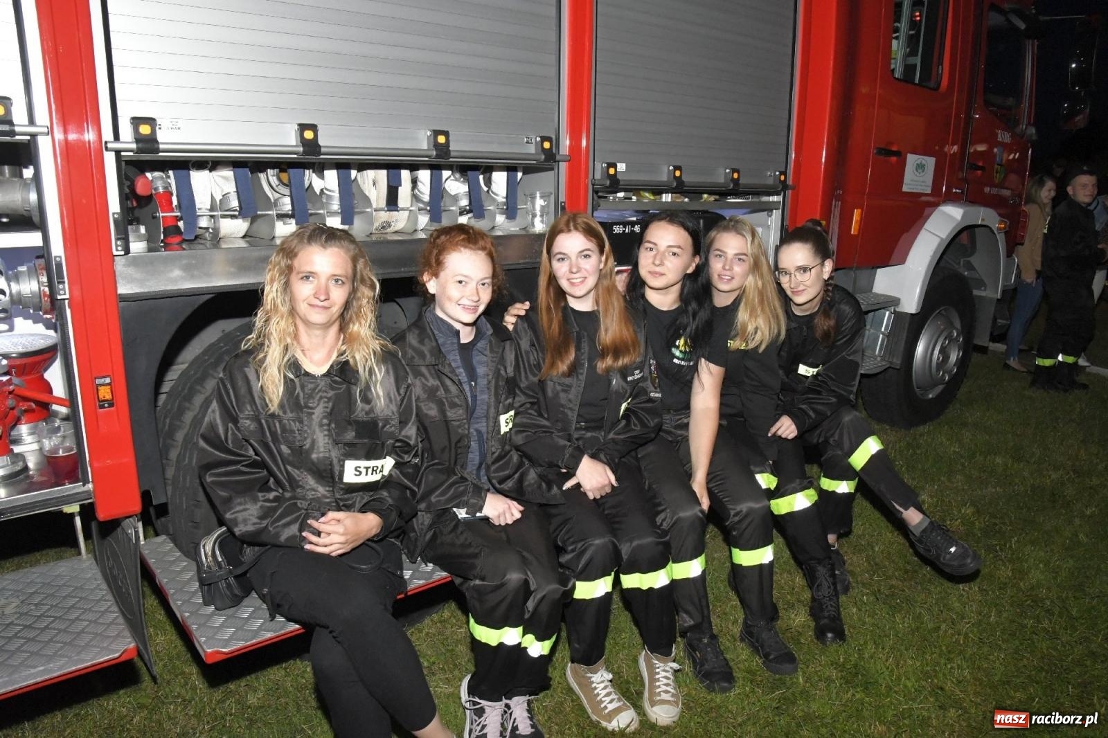 Zdjęcie w galerii na portalu naszraciborz.pl: Nocne strażackie show w Bolesławiu. Sztuczne ognie i rywalizacja w ćwiczeniu bojowym [FOTO i WIDEO] wiadomości z regionu