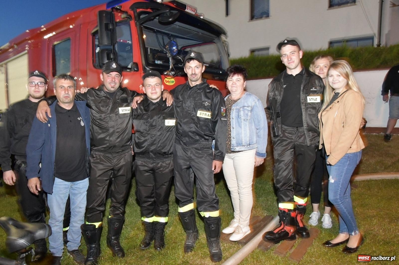 Zdjęcie w galerii na portalu naszraciborz.pl: Nocne strażackie show w Bolesławiu. Sztuczne ognie i rywalizacja w ćwiczeniu bojowym [FOTO i WIDEO] wiadomości z regionu