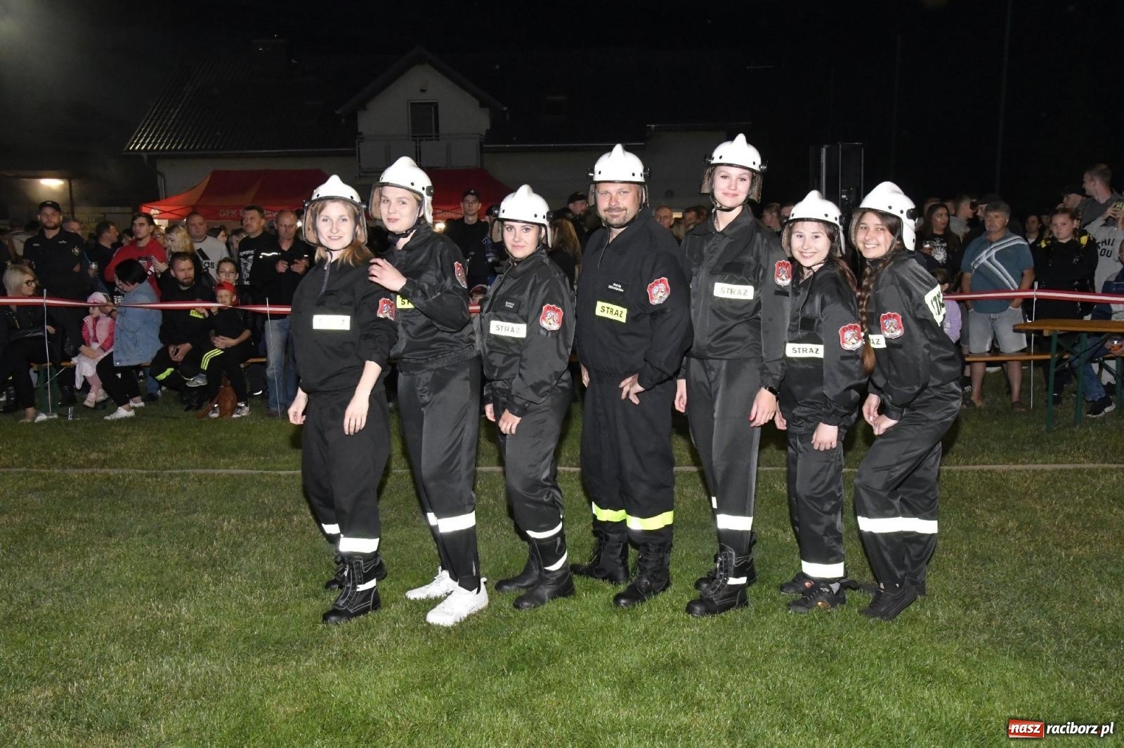 Zdjęcie w galerii na portalu naszraciborz.pl: Nocne strażackie show w Bolesławiu. Sztuczne ognie i rywalizacja w ćwiczeniu bojowym [FOTO i WIDEO] wiadomości z regionu
