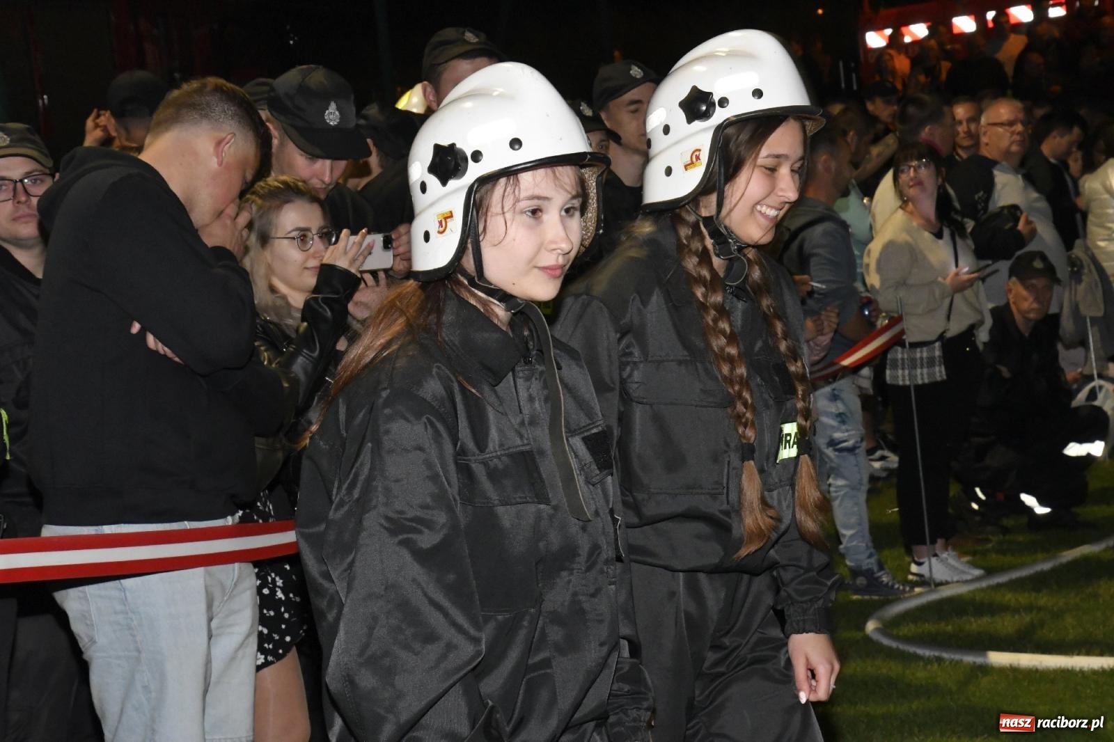 Zdjęcie w galerii na portalu naszraciborz.pl: Nocne strażackie show w Bolesławiu. Sztuczne ognie i rywalizacja w ćwiczeniu bojowym [FOTO i WIDEO] wiadomości z regionu