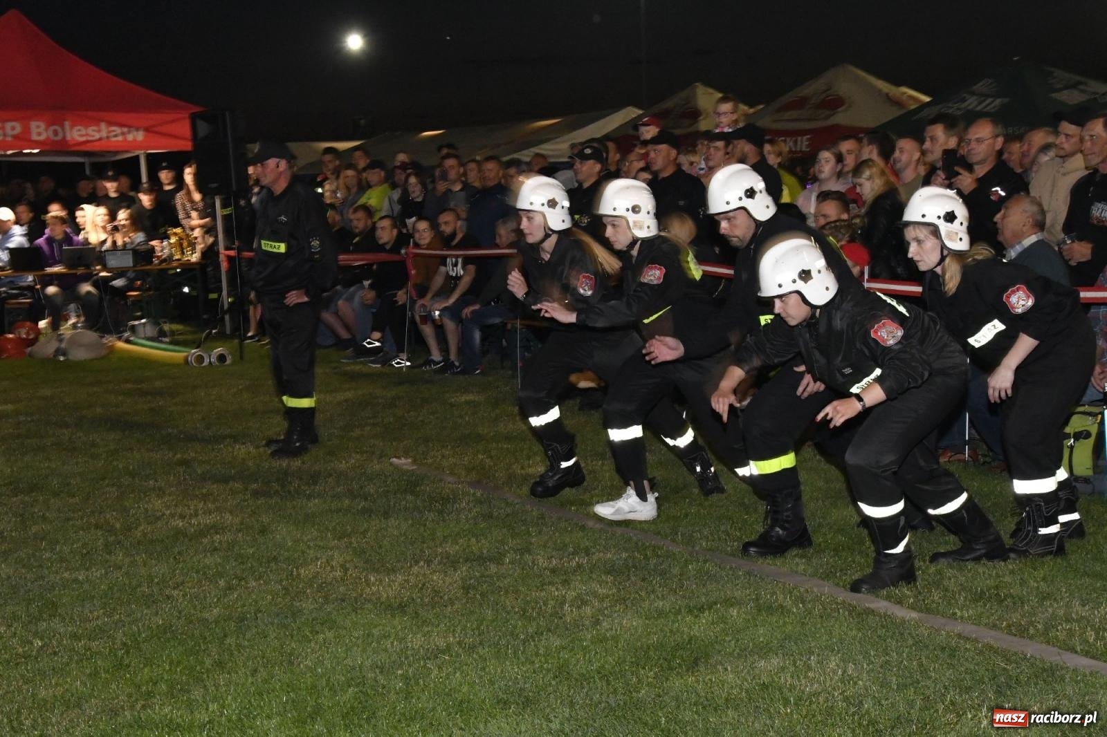 Zdjęcie w galerii na portalu naszraciborz.pl: Nocne strażackie show w Bolesławiu. Sztuczne ognie i rywalizacja w ćwiczeniu bojowym [FOTO i WIDEO] wiadomości z regionu