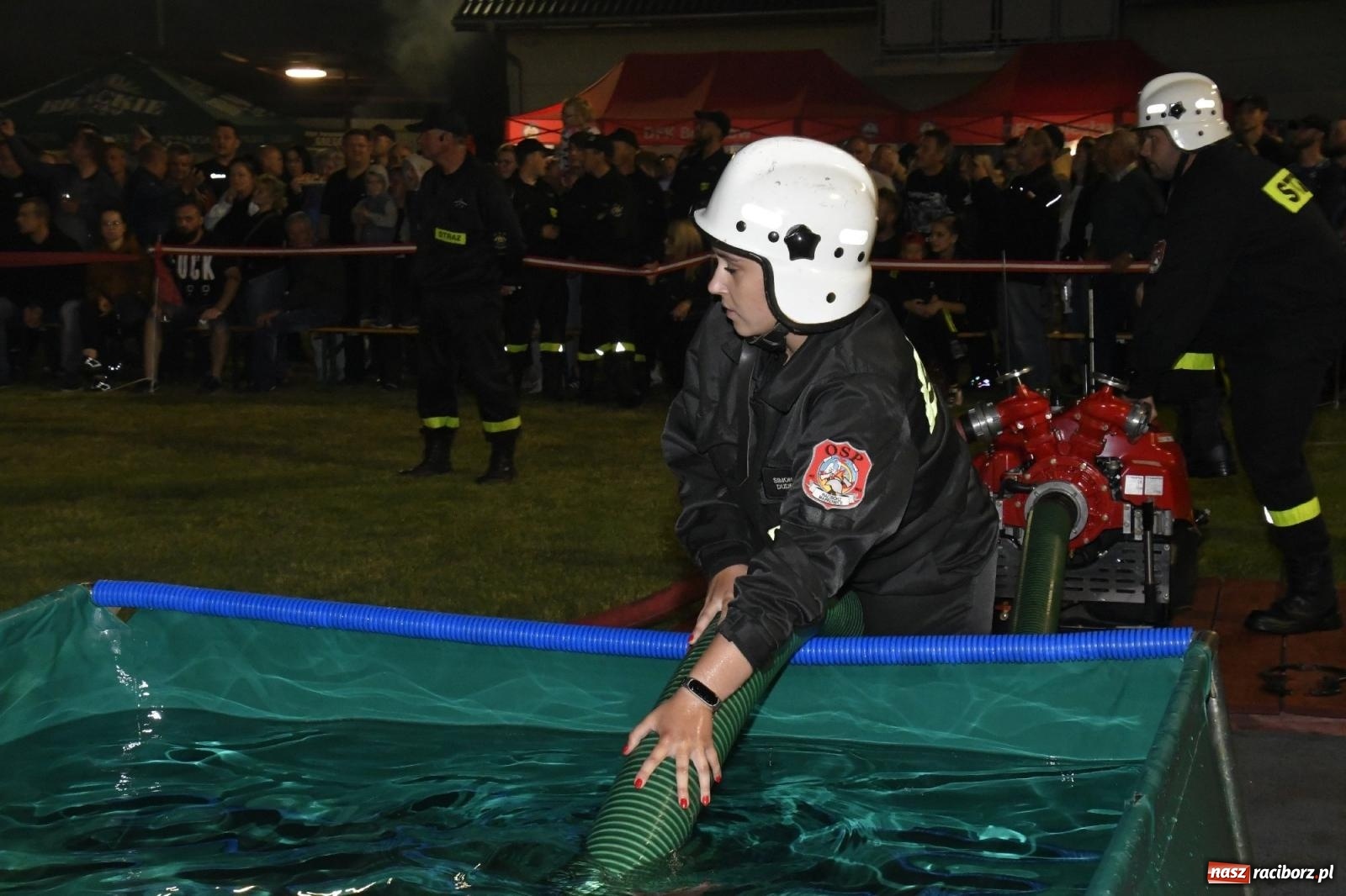 Zdjęcie w galerii na portalu naszraciborz.pl: Nocne strażackie show w Bolesławiu. Sztuczne ognie i rywalizacja w ćwiczeniu bojowym [FOTO i WIDEO] wiadomości z regionu