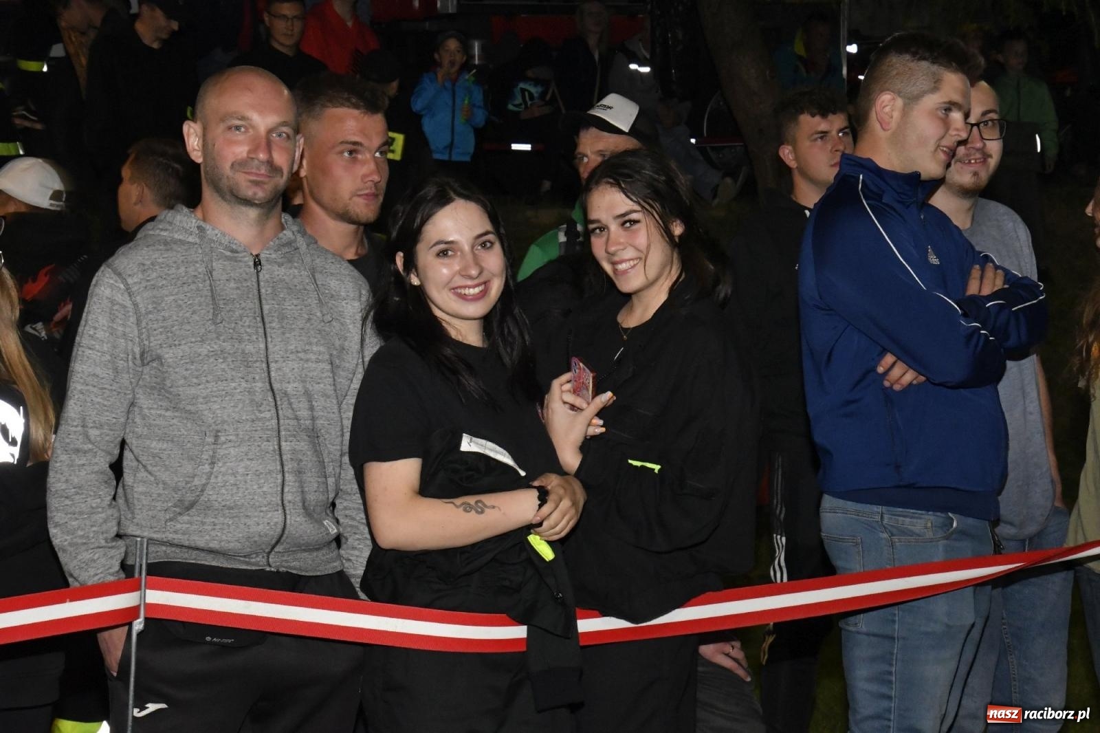 Zdjęcie w galerii na portalu naszraciborz.pl: Nocne strażackie show w Bolesławiu. Sztuczne ognie i rywalizacja w ćwiczeniu bojowym [FOTO i WIDEO] wiadomości z regionu