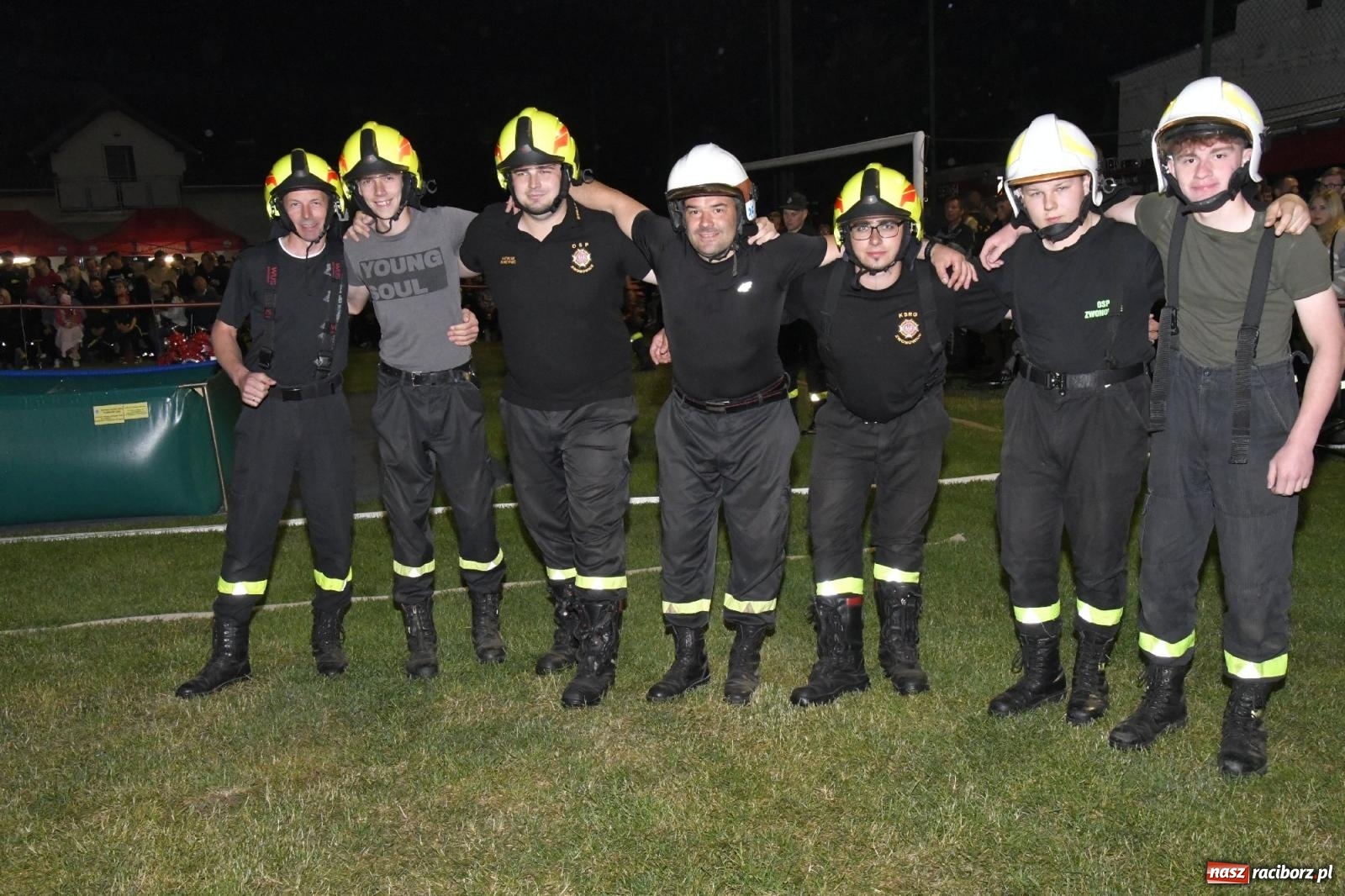 Zdjęcie w galerii na portalu naszraciborz.pl: Nocne strażackie show w Bolesławiu. Sztuczne ognie i rywalizacja w ćwiczeniu bojowym [FOTO i WIDEO] wiadomości z regionu