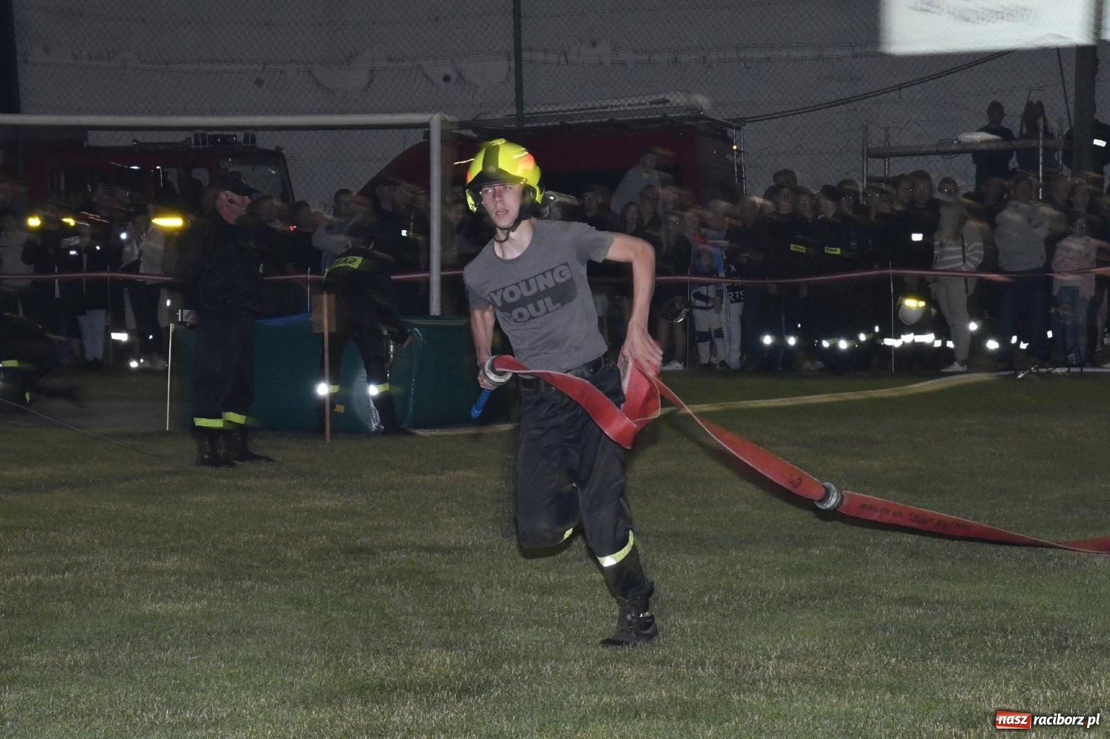 Zdjęcie w galerii na portalu naszraciborz.pl: Nocne strażackie show w Bolesławiu. Sztuczne ognie i rywalizacja w ćwiczeniu bojowym [FOTO i WIDEO] wiadomości z regionu