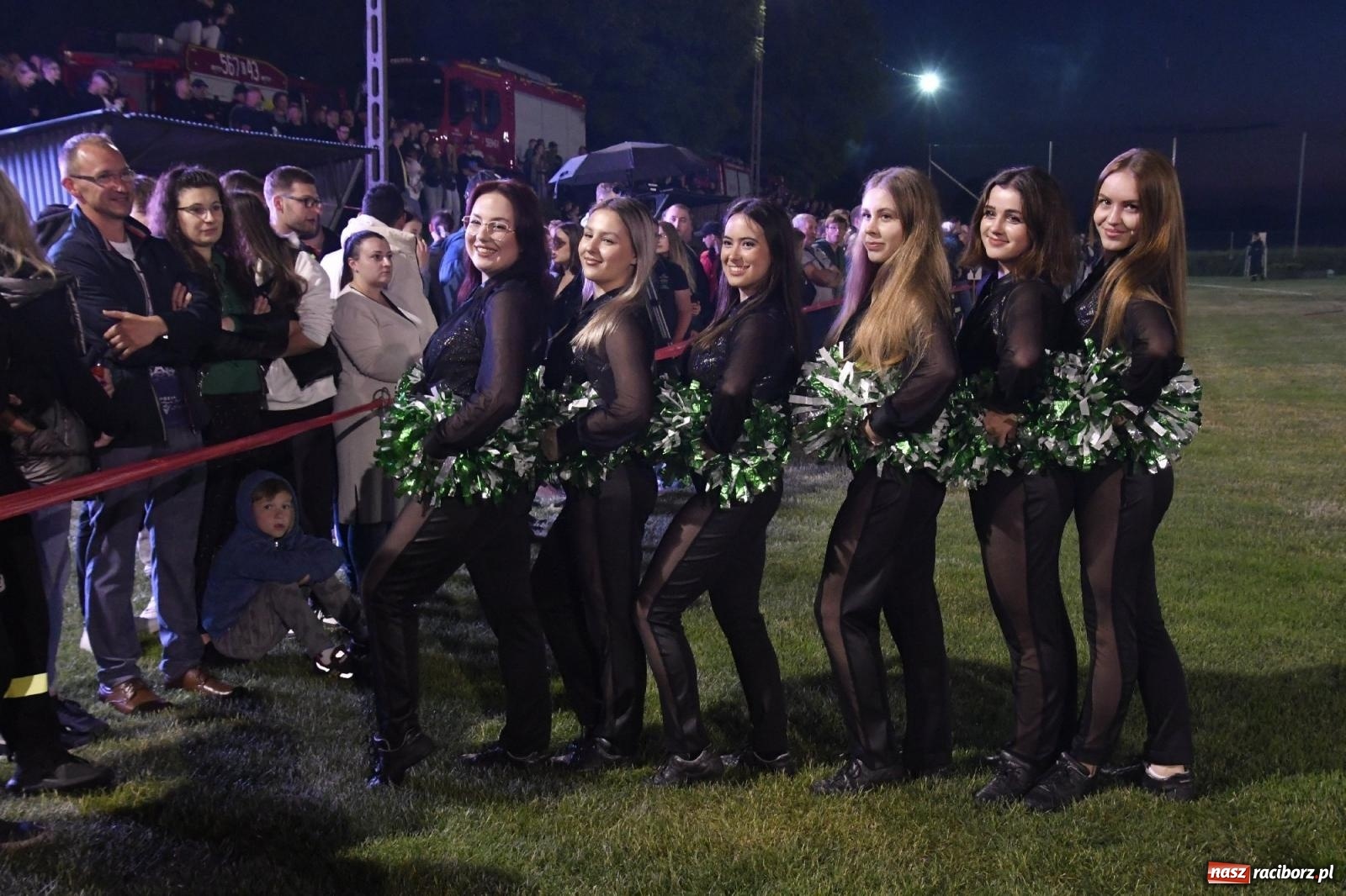 Zdjęcie w galerii na portalu naszraciborz.pl: Nocne strażackie show w Bolesławiu. Sztuczne ognie i rywalizacja w ćwiczeniu bojowym [FOTO i WIDEO] wiadomości z regionu