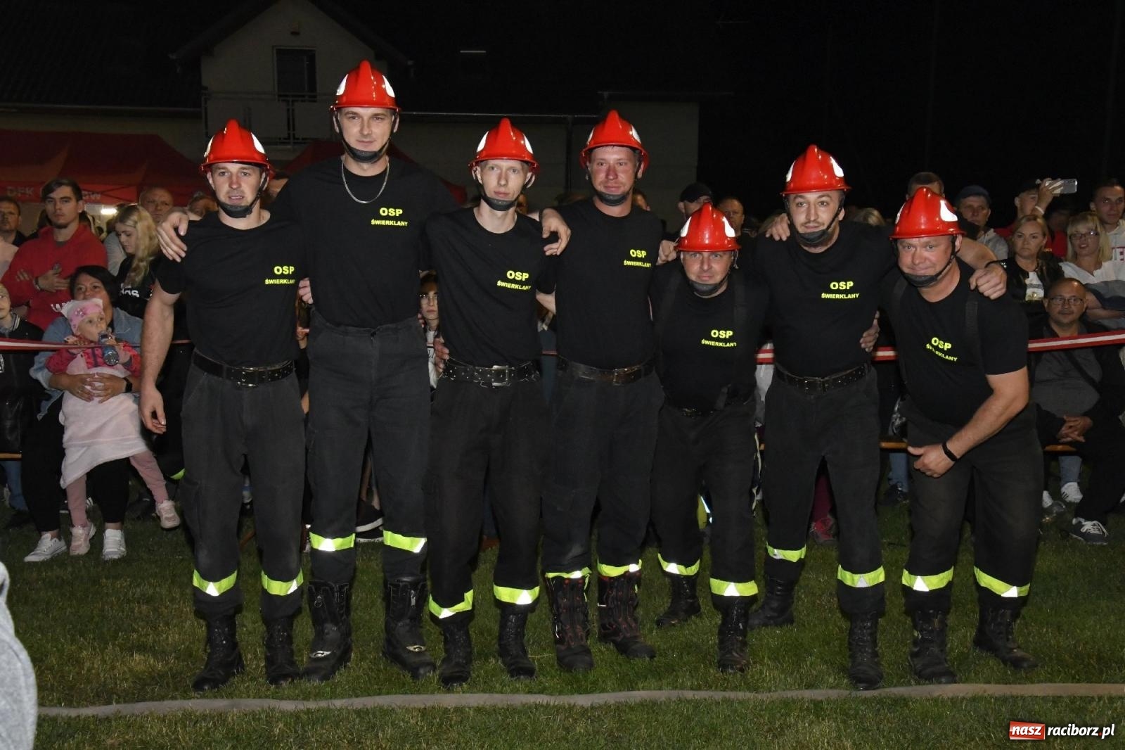 Zdjęcie w galerii na portalu naszraciborz.pl: Nocne strażackie show w Bolesławiu. Sztuczne ognie i rywalizacja w ćwiczeniu bojowym [FOTO i WIDEO] wiadomości z regionu