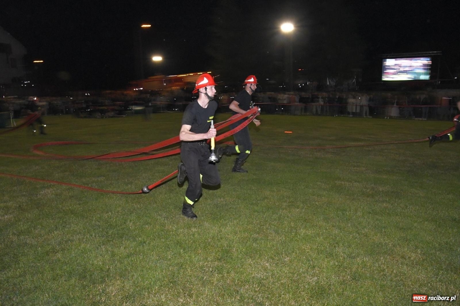 Zdjęcie w galerii na portalu naszraciborz.pl: Nocne strażackie show w Bolesławiu. Sztuczne ognie i rywalizacja w ćwiczeniu bojowym [FOTO i WIDEO] wiadomości z regionu