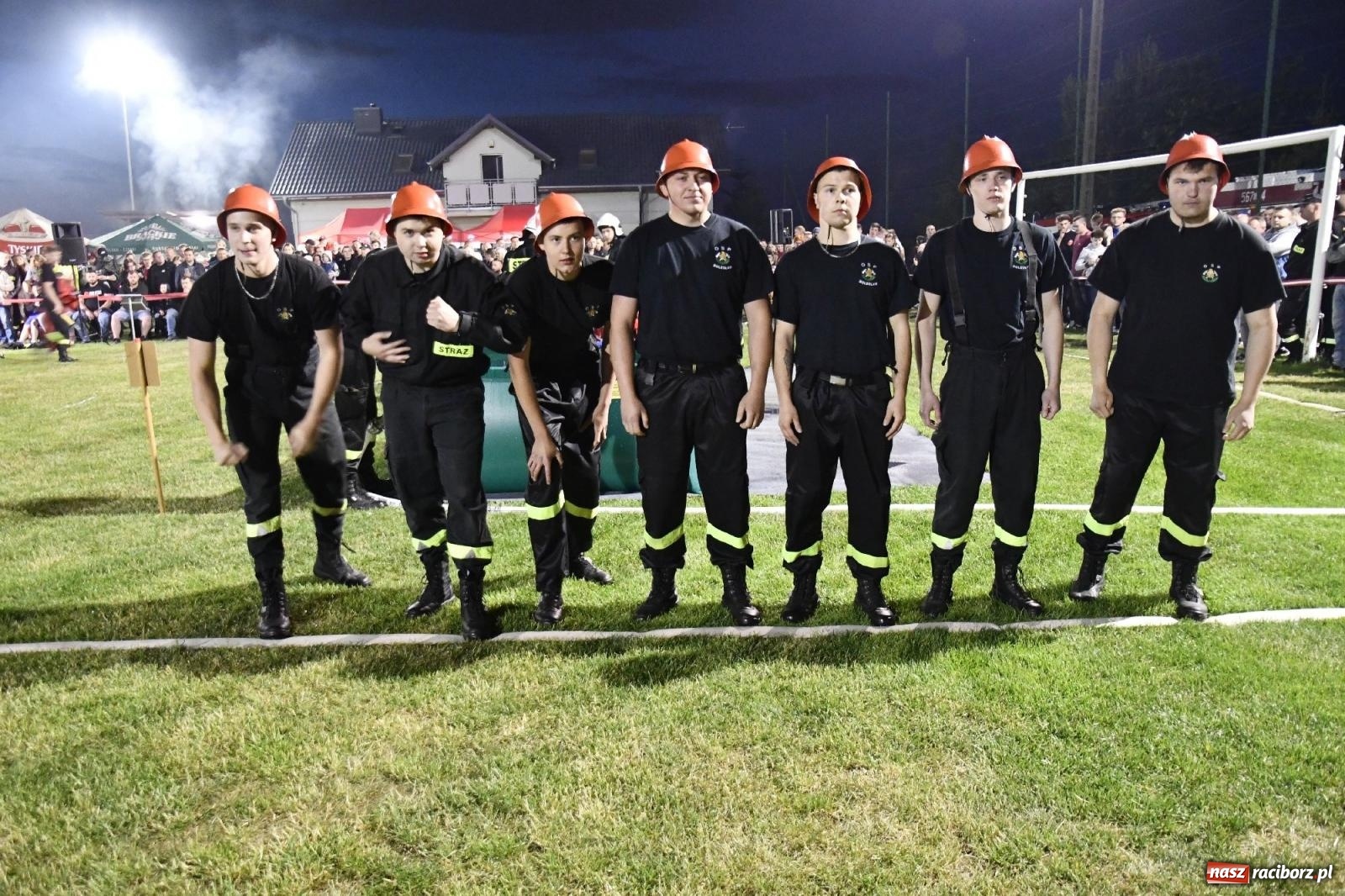 Zdjęcie w galerii na portalu naszraciborz.pl: Nocne strażackie show w Bolesławiu. Sztuczne ognie i rywalizacja w ćwiczeniu bojowym [FOTO i WIDEO] wiadomości z regionu