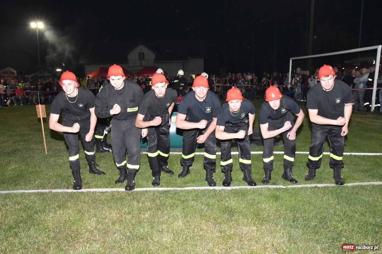 Zdjęcie w galerii na portalu naszraciborz.pl: Nocne strażackie show w Bolesławiu. Sztuczne ognie i rywalizacja w ćwiczeniu bojowym [FOTO i WIDEO] wiadomości z regionu