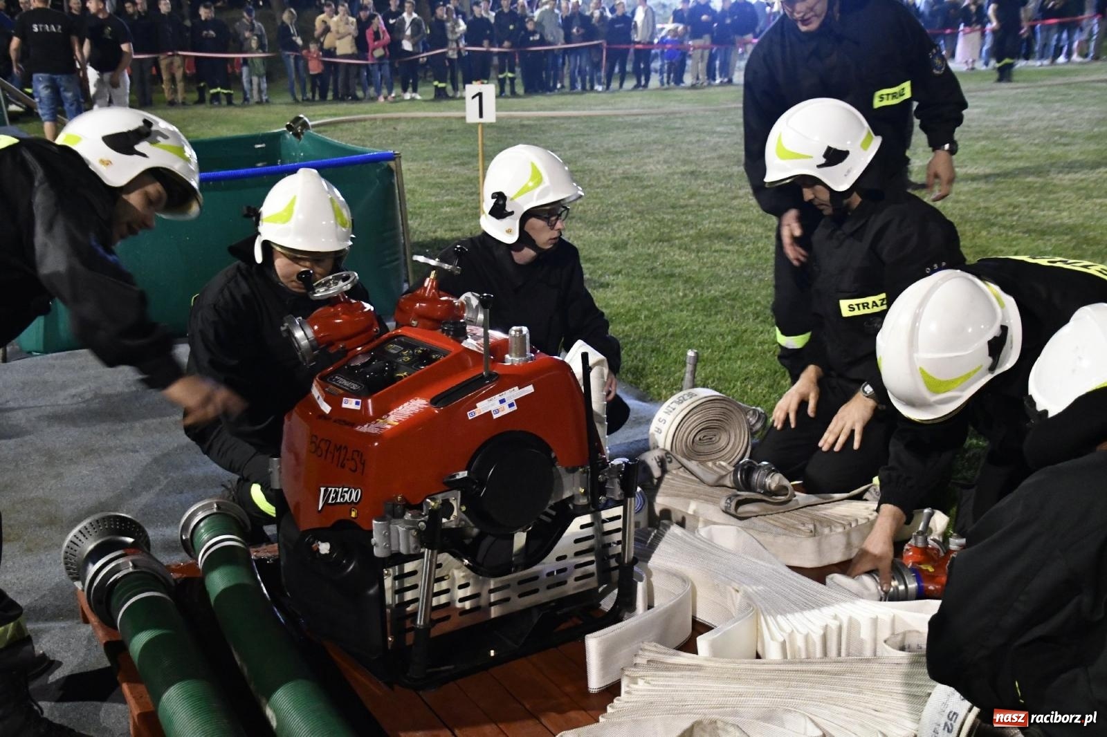 Zdjęcie w galerii na portalu naszraciborz.pl: Nocne strażackie show w Bolesławiu. Sztuczne ognie i rywalizacja w ćwiczeniu bojowym [FOTO i WIDEO] wiadomości z regionu