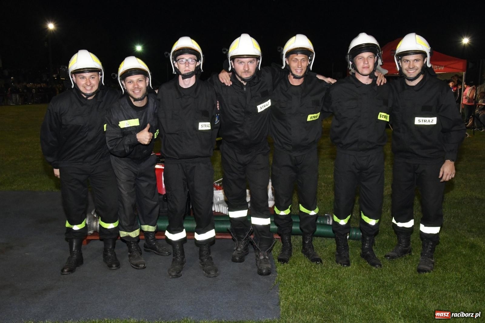 Zdjęcie w galerii na portalu naszraciborz.pl: Nocne strażackie show w Bolesławiu. Sztuczne ognie i rywalizacja w ćwiczeniu bojowym [FOTO i WIDEO] wiadomości z regionu