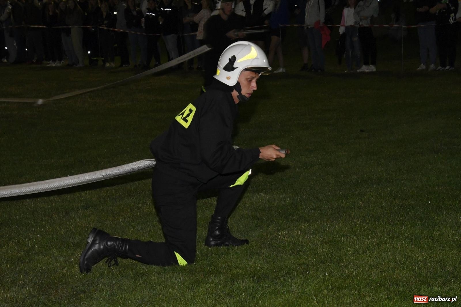 Zdjęcie w galerii na portalu naszraciborz.pl: Nocne strażackie show w Bolesławiu. Sztuczne ognie i rywalizacja w ćwiczeniu bojowym [FOTO i WIDEO] wiadomości z regionu