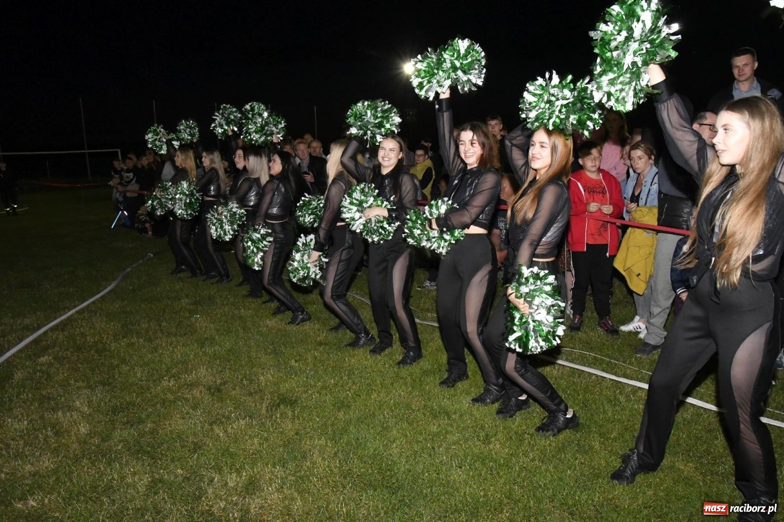 Zdjęcie w galerii na portalu naszraciborz.pl: Nocne strażackie show w Bolesławiu. Sztuczne ognie i rywalizacja w ćwiczeniu bojowym [FOTO i WIDEO] wiadomości z regionu