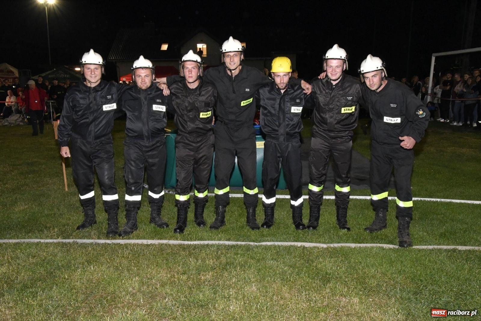 Zdjęcie w galerii na portalu naszraciborz.pl: Nocne strażackie show w Bolesławiu. Sztuczne ognie i rywalizacja w ćwiczeniu bojowym [FOTO i WIDEO] wiadomości z regionu