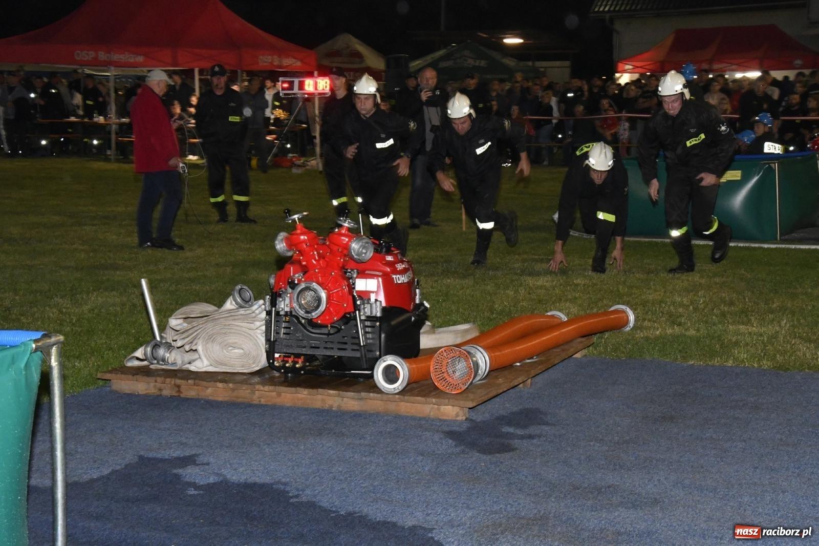 Zdjęcie w galerii na portalu naszraciborz.pl: Nocne strażackie show w Bolesławiu. Sztuczne ognie i rywalizacja w ćwiczeniu bojowym [FOTO i WIDEO] wiadomości z regionu
