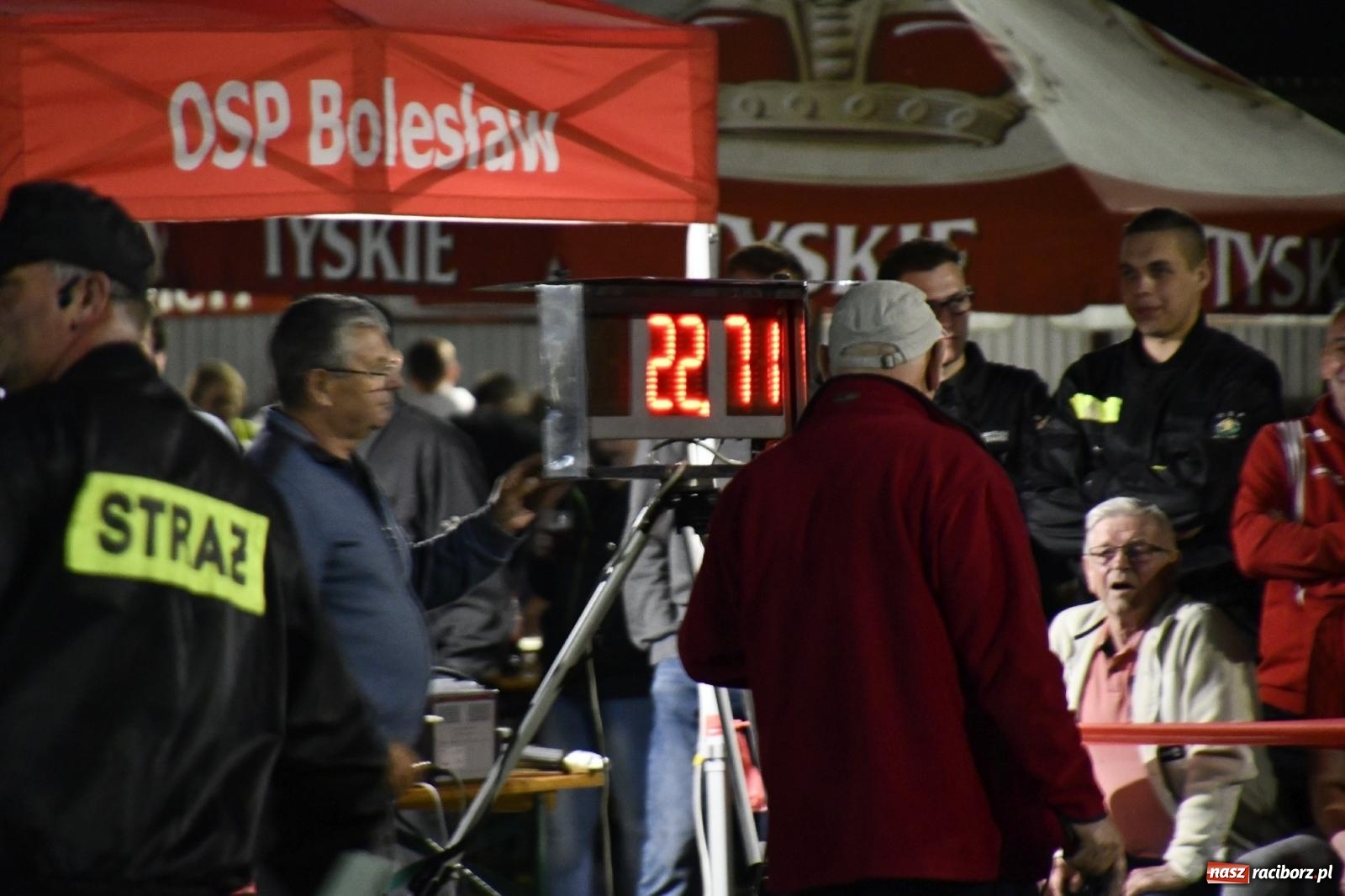 Zdjęcie w galerii na portalu naszraciborz.pl: Nocne strażackie show w Bolesławiu. Sztuczne ognie i rywalizacja w ćwiczeniu bojowym [FOTO i WIDEO] wiadomości z regionu