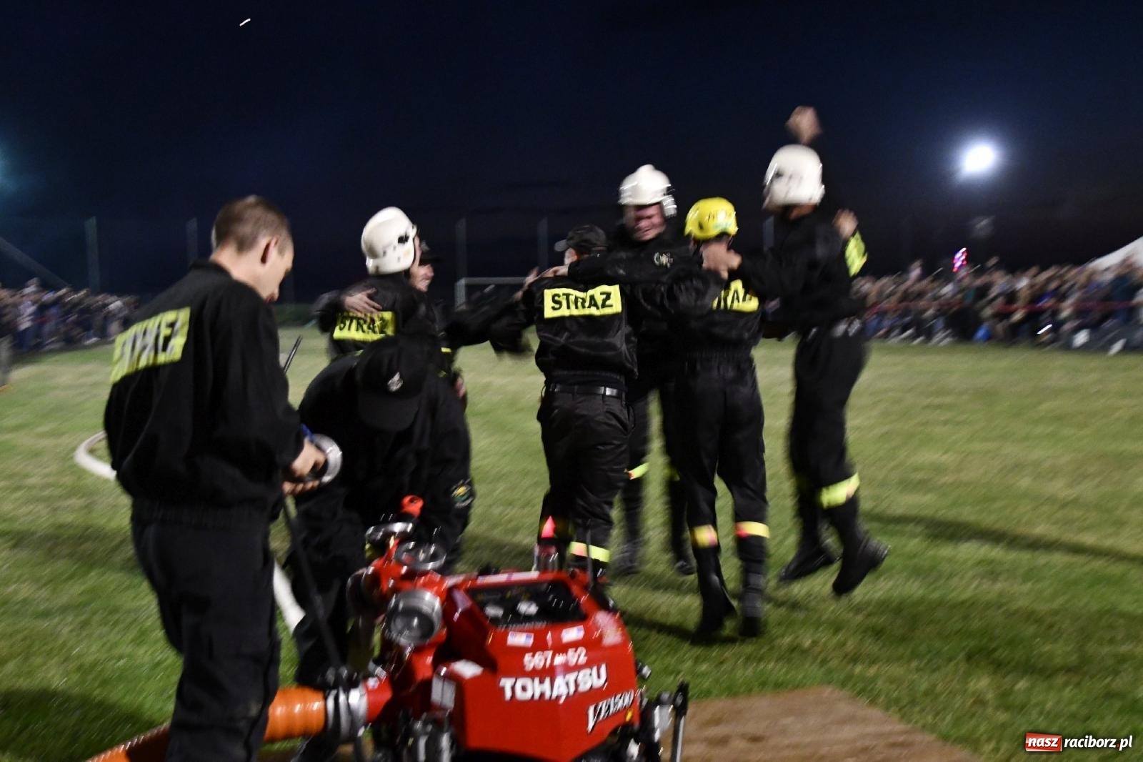 Zdjęcie w galerii na portalu naszraciborz.pl: Nocne strażackie show w Bolesławiu. Sztuczne ognie i rywalizacja w ćwiczeniu bojowym [FOTO i WIDEO] wiadomości z regionu