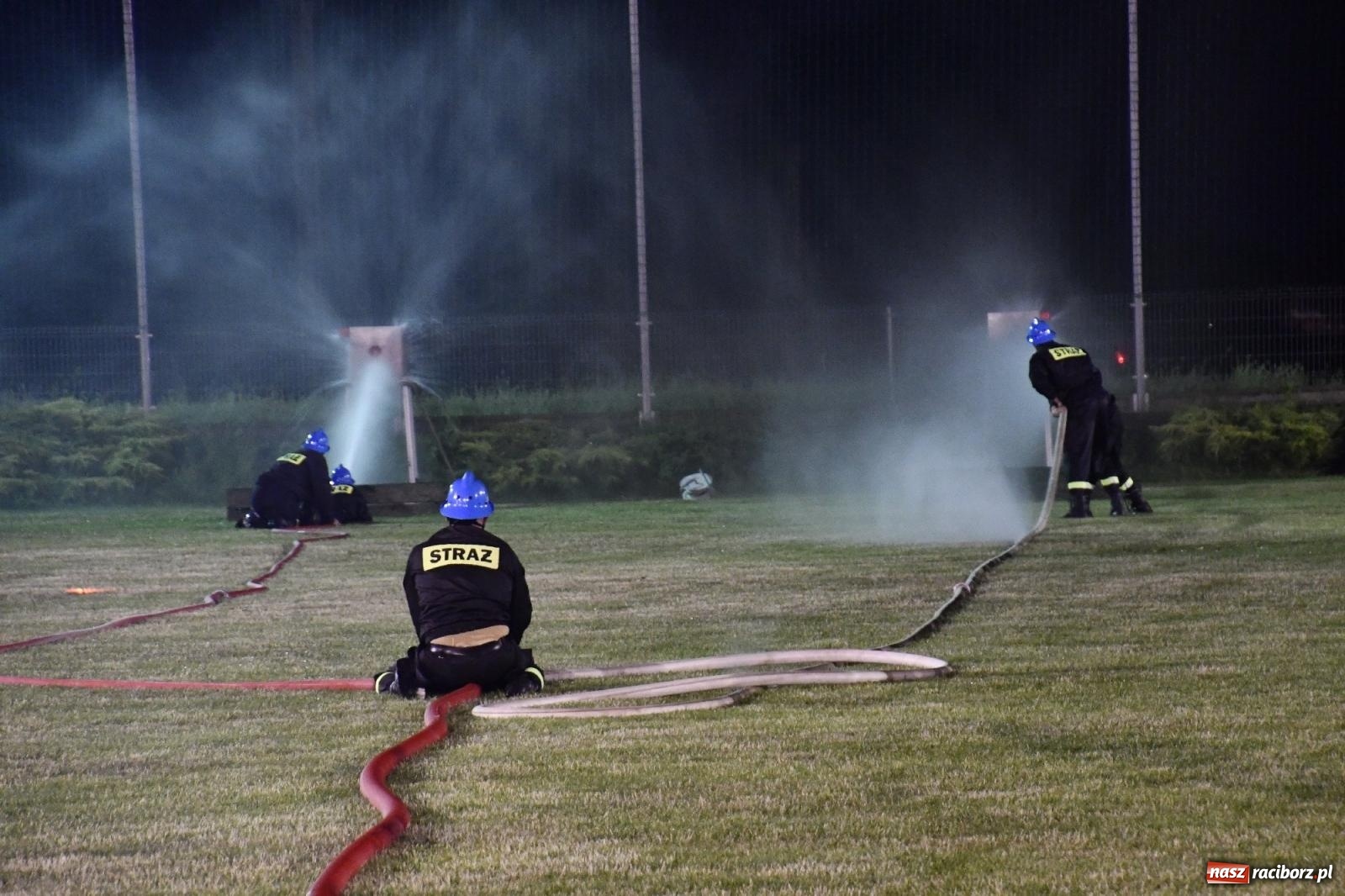 Zdjęcie w galerii na portalu naszraciborz.pl: Nocne strażackie show w Bolesławiu. Sztuczne ognie i rywalizacja w ćwiczeniu bojowym [FOTO i WIDEO] wiadomości z regionu