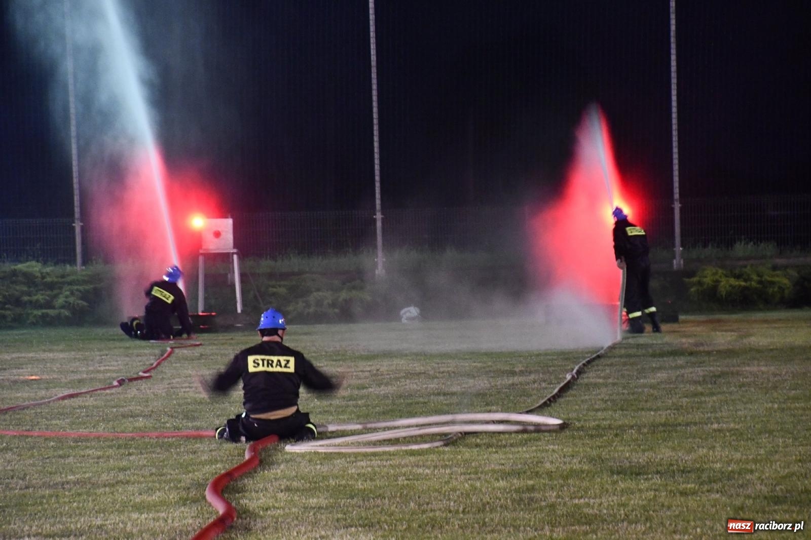Zdjęcie w galerii na portalu naszraciborz.pl: Nocne strażackie show w Bolesławiu. Sztuczne ognie i rywalizacja w ćwiczeniu bojowym [FOTO i WIDEO] wiadomości z regionu